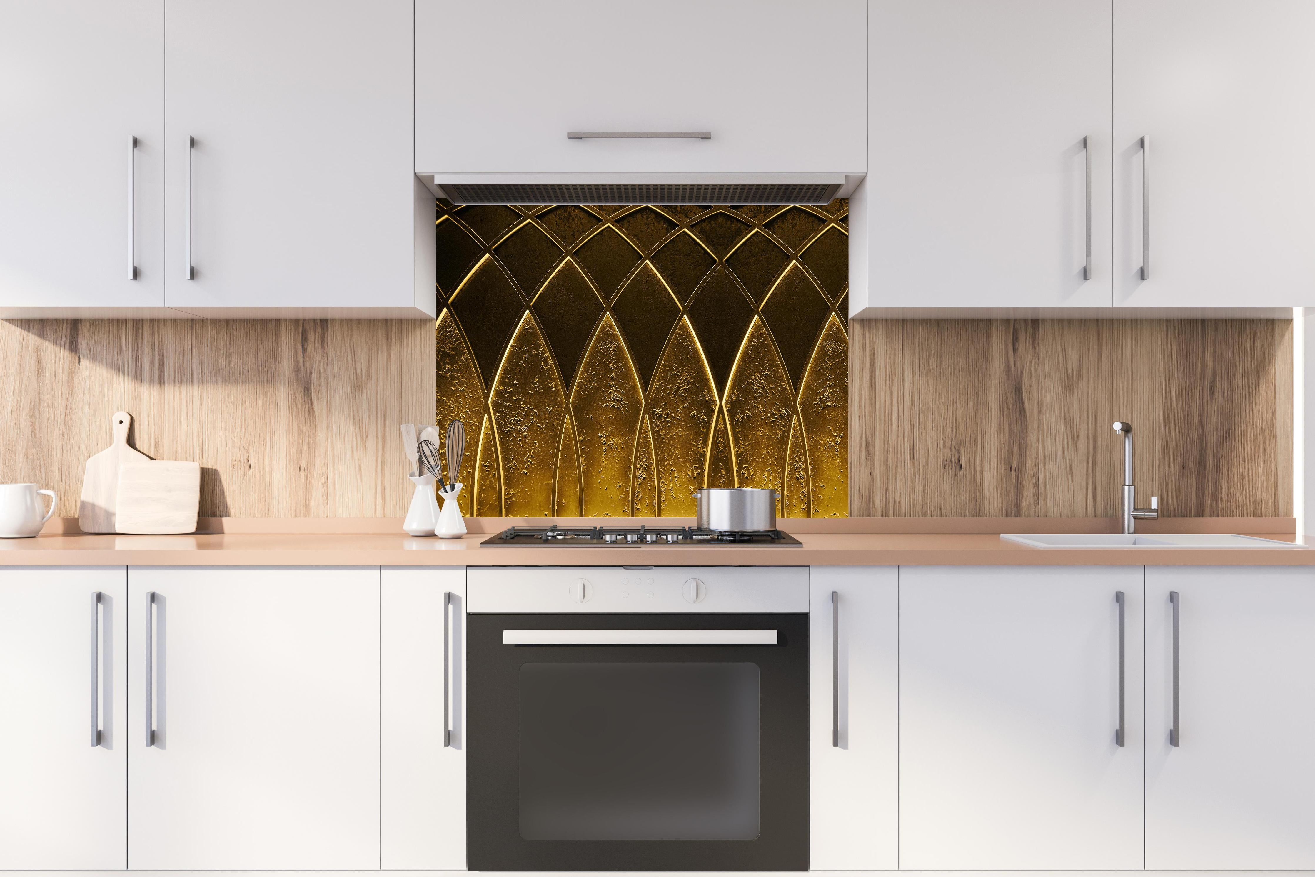 Spritzschutz - Elegant-goldenes Geometrie Art-Deco-Design hinter einem Cerankochfeld zwischen Holz-Kochutensilien