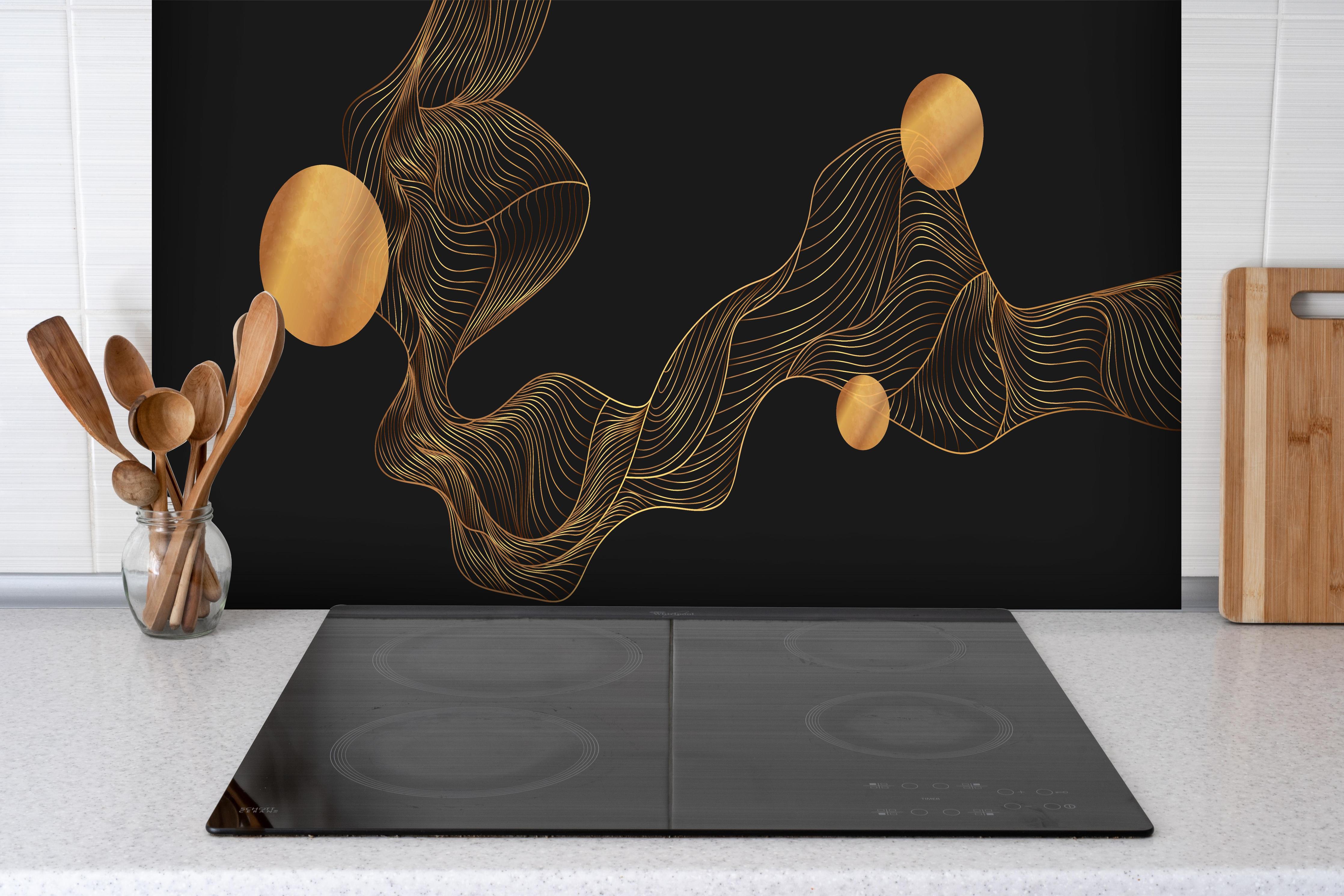 Spritzschutz - Elegante Abstrakte Kunst in Gold und Schwarz hinter einem Cerankochfeld zwischen Holz-Kochutensilien