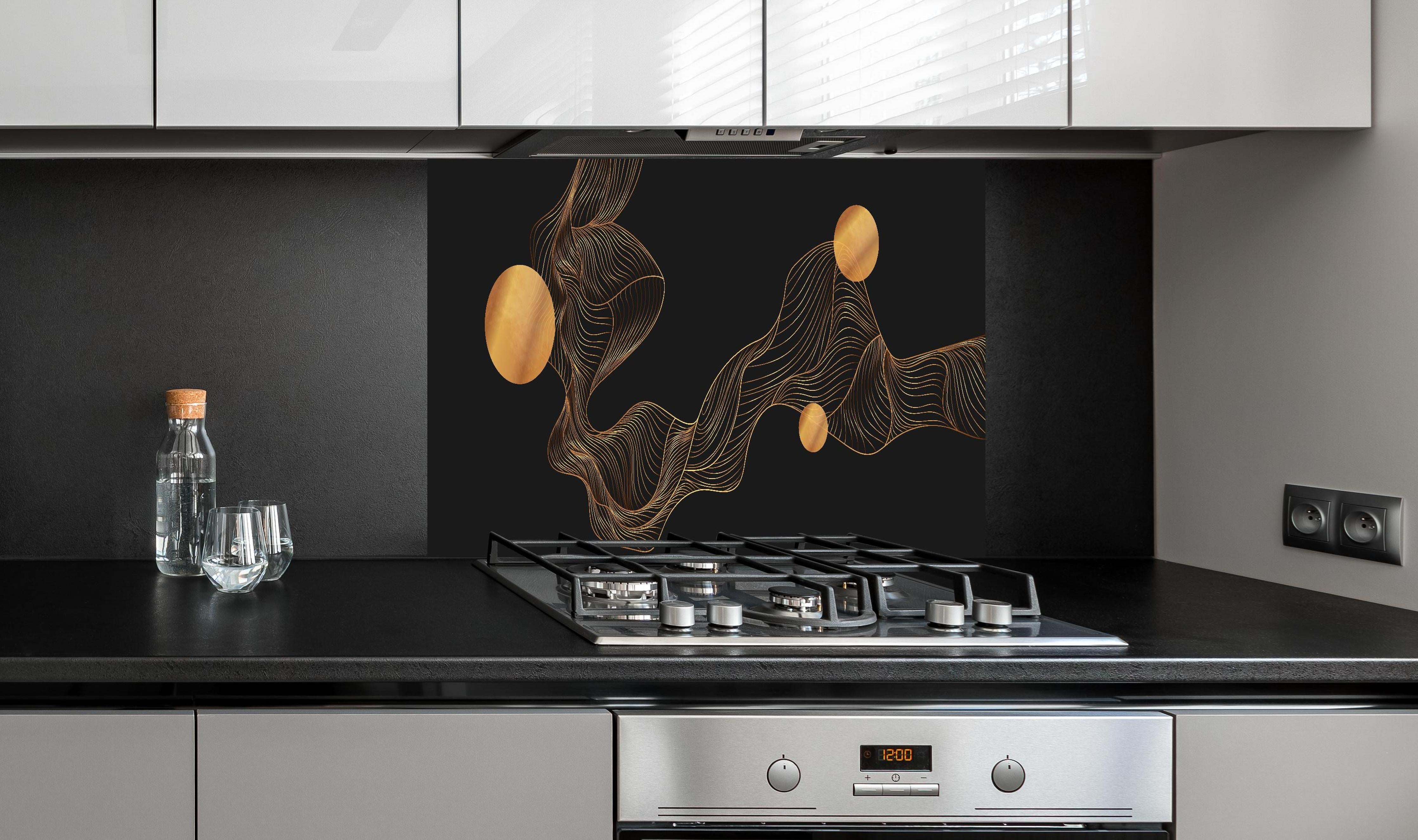 Spritzschutz - Elegante Abstrakte Kunst in Gold und Schwarz hinter einem Cerankochfeld zwischen Holz-Kochutensilien
