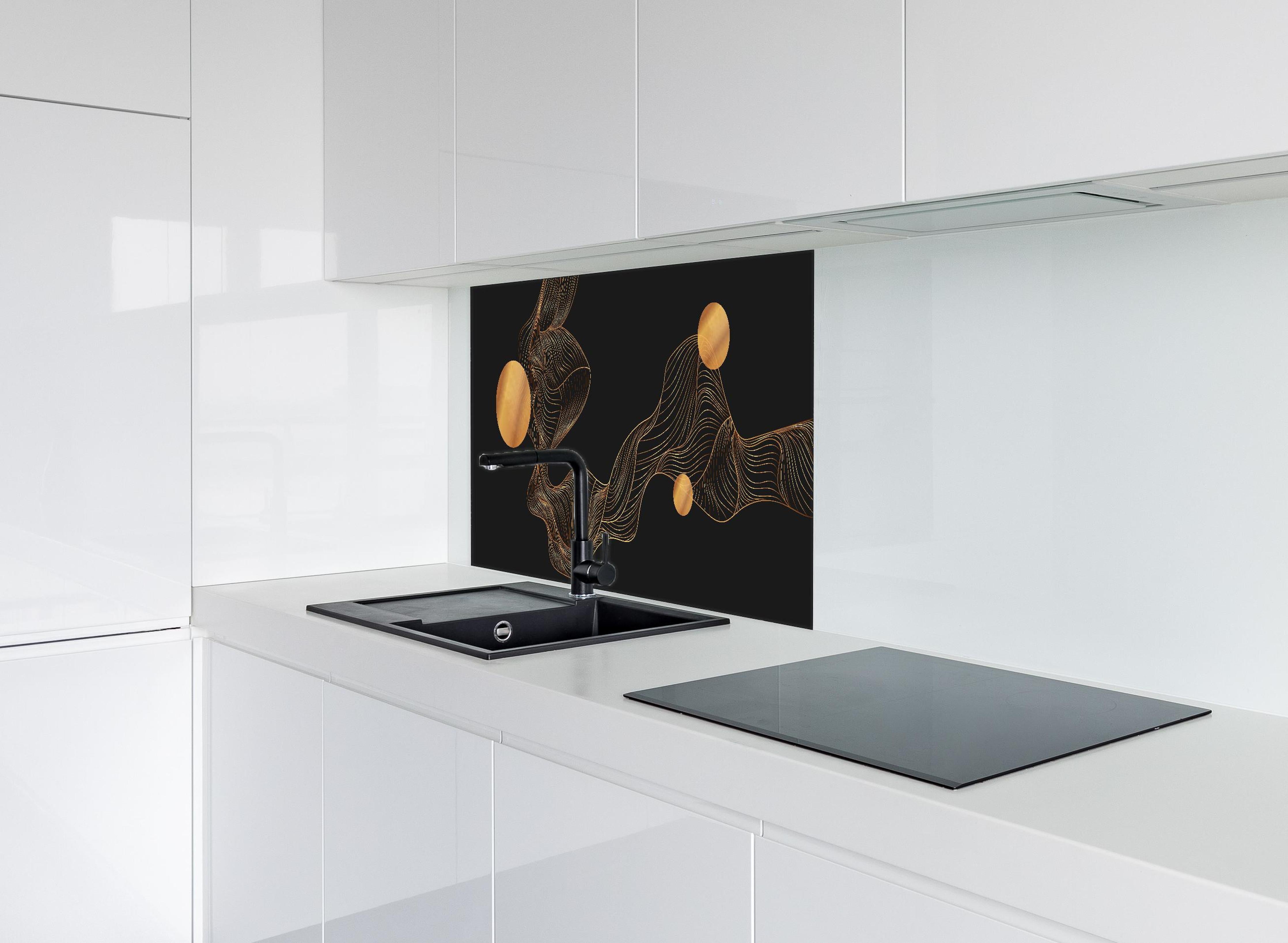 Spritzschutz - Elegante Abstrakte Kunst in Gold und Schwarz hinter einem Cerankochfeld zwischen Holz-Kochutensilien