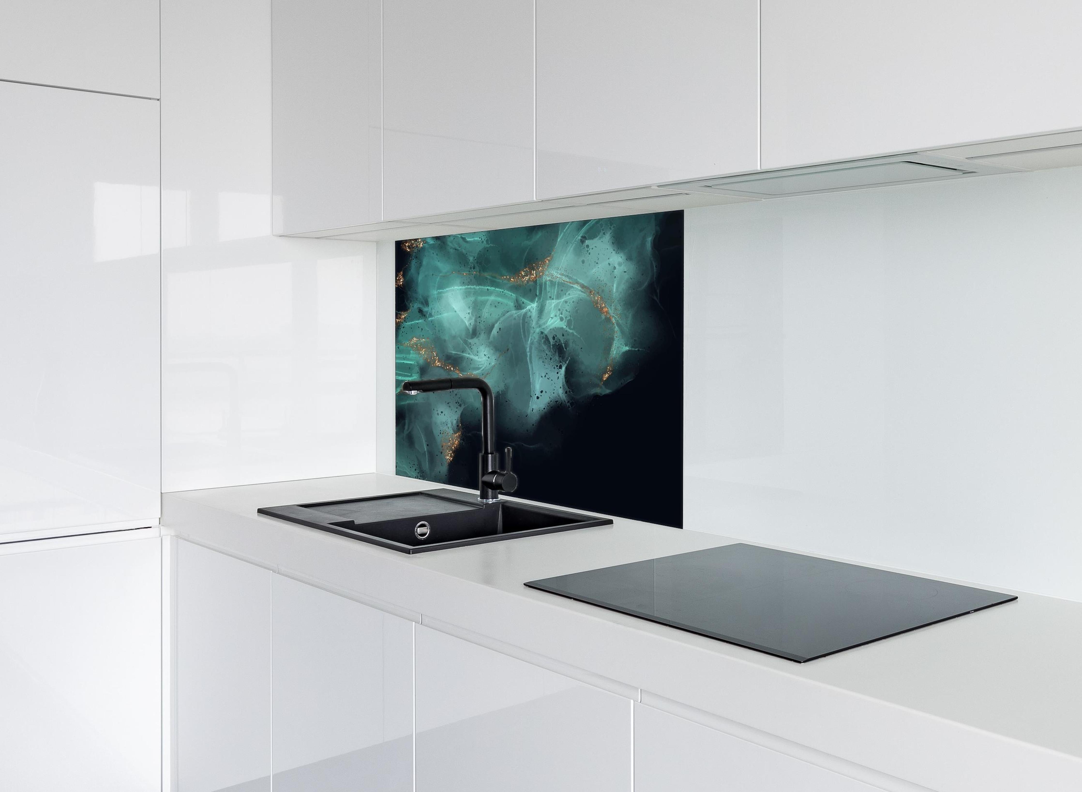 Spritzschutz - Elegante Alkoholtinte in Türkis mit Goldakzent hinter einem Cerankochfeld zwischen Holz-Kochutensilien