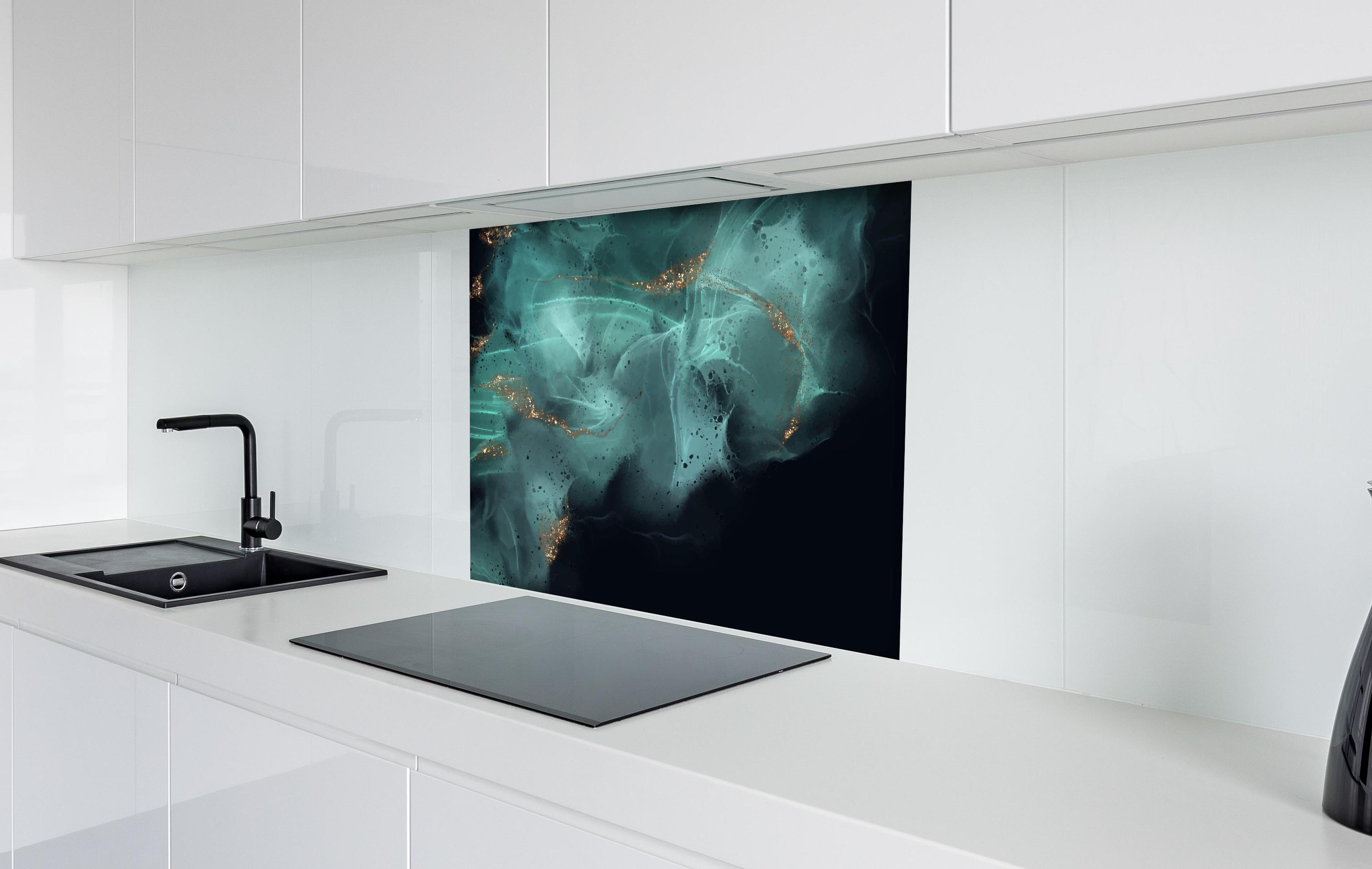 Spritzschutz - Elegante Alkoholtinte in Türkis mit Goldakzent hinter einem Cerankochfeld zwischen Holz-Kochutensilien