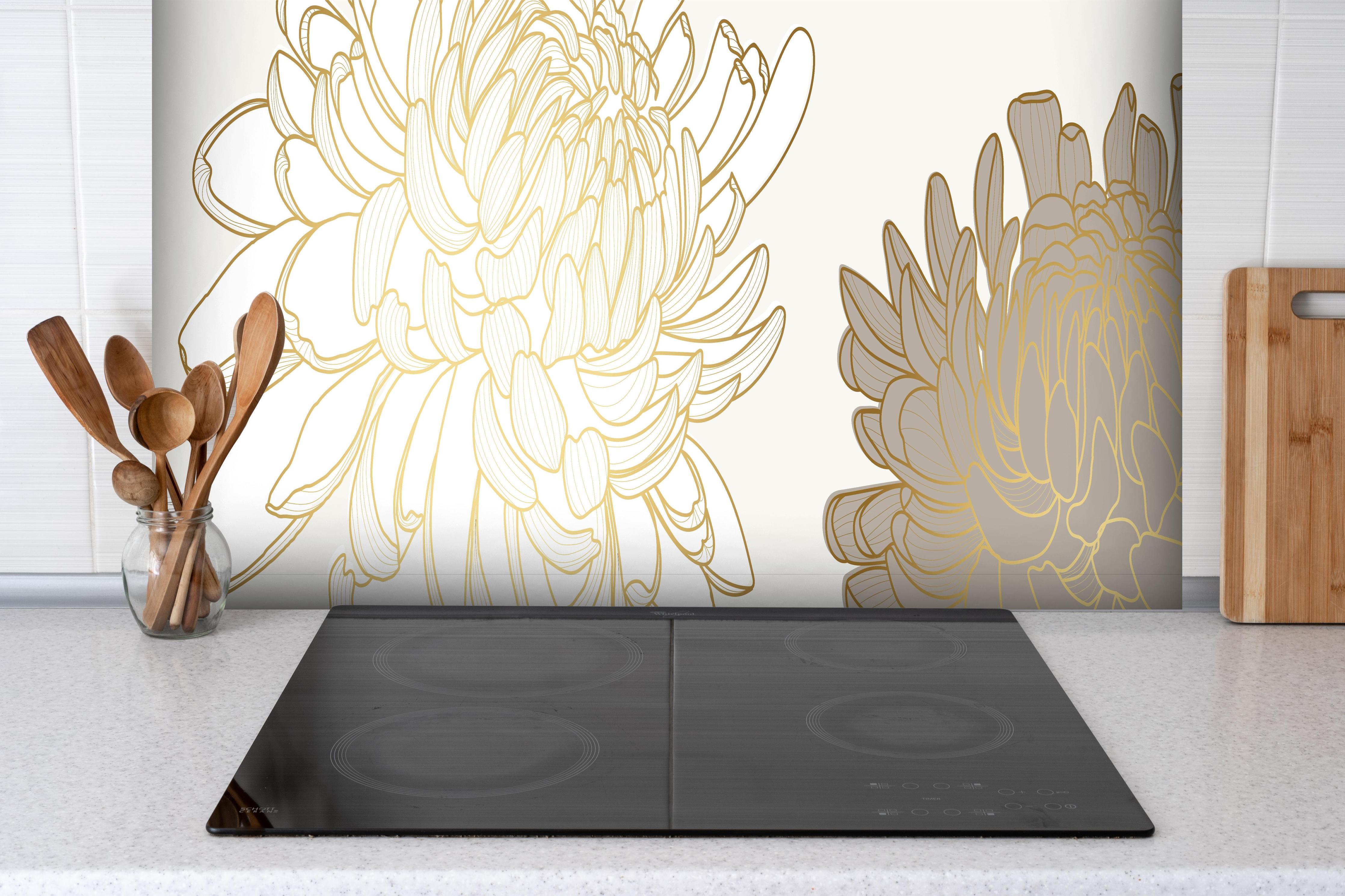 Spritzschutz - Elegante Beige Blumenillustration Kunst hinter einem Cerankochfeld zwischen Holz-Kochutensilien