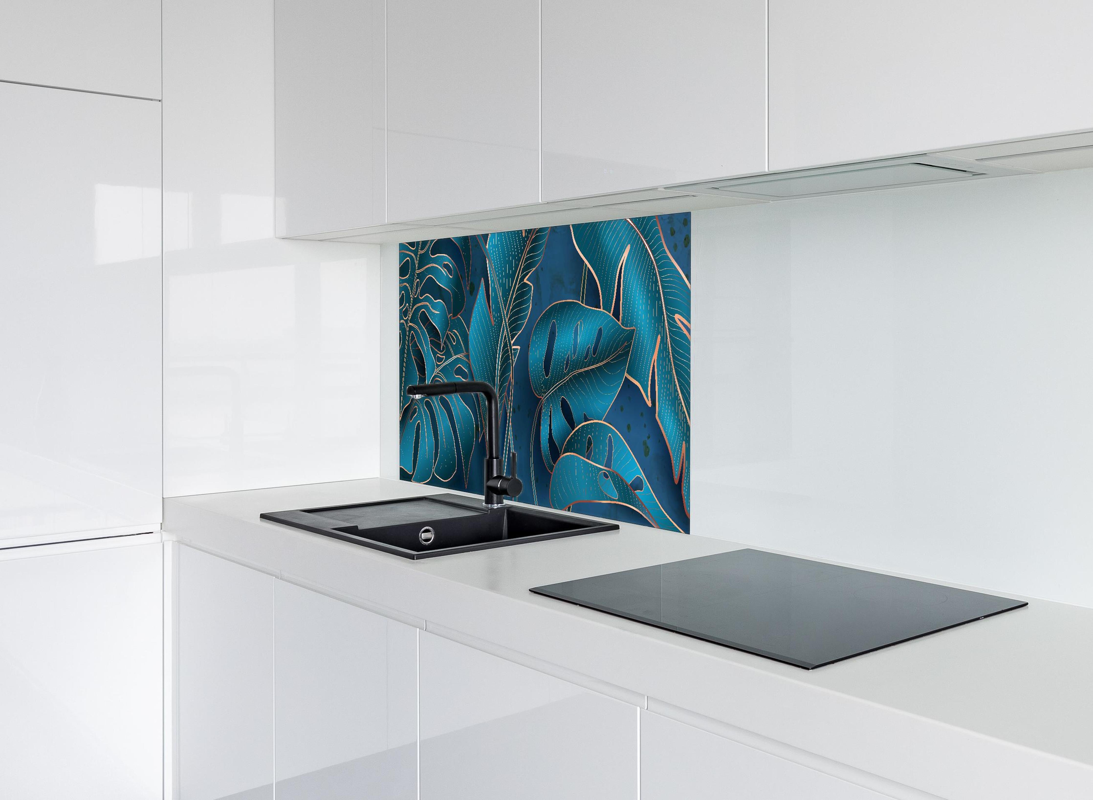 Spritzschutz - Elegante Blätter in Blau und Metallic-Tönen hinter einem Cerankochfeld zwischen Holz-Kochutensilien