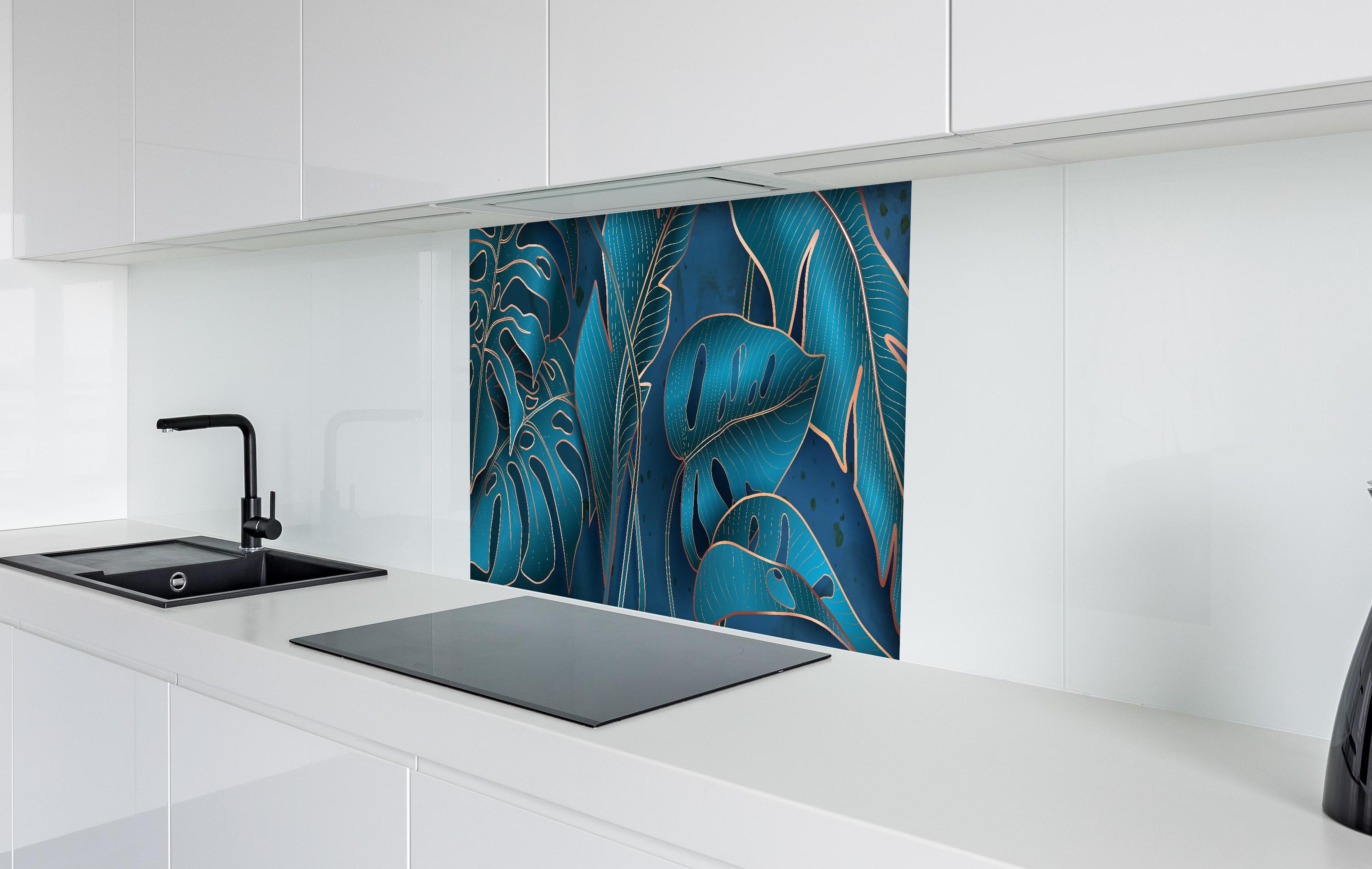 Spritzschutz - Elegante Blätter in Blau und Metallic-Tönen hinter einem Cerankochfeld zwischen Holz-Kochutensilien