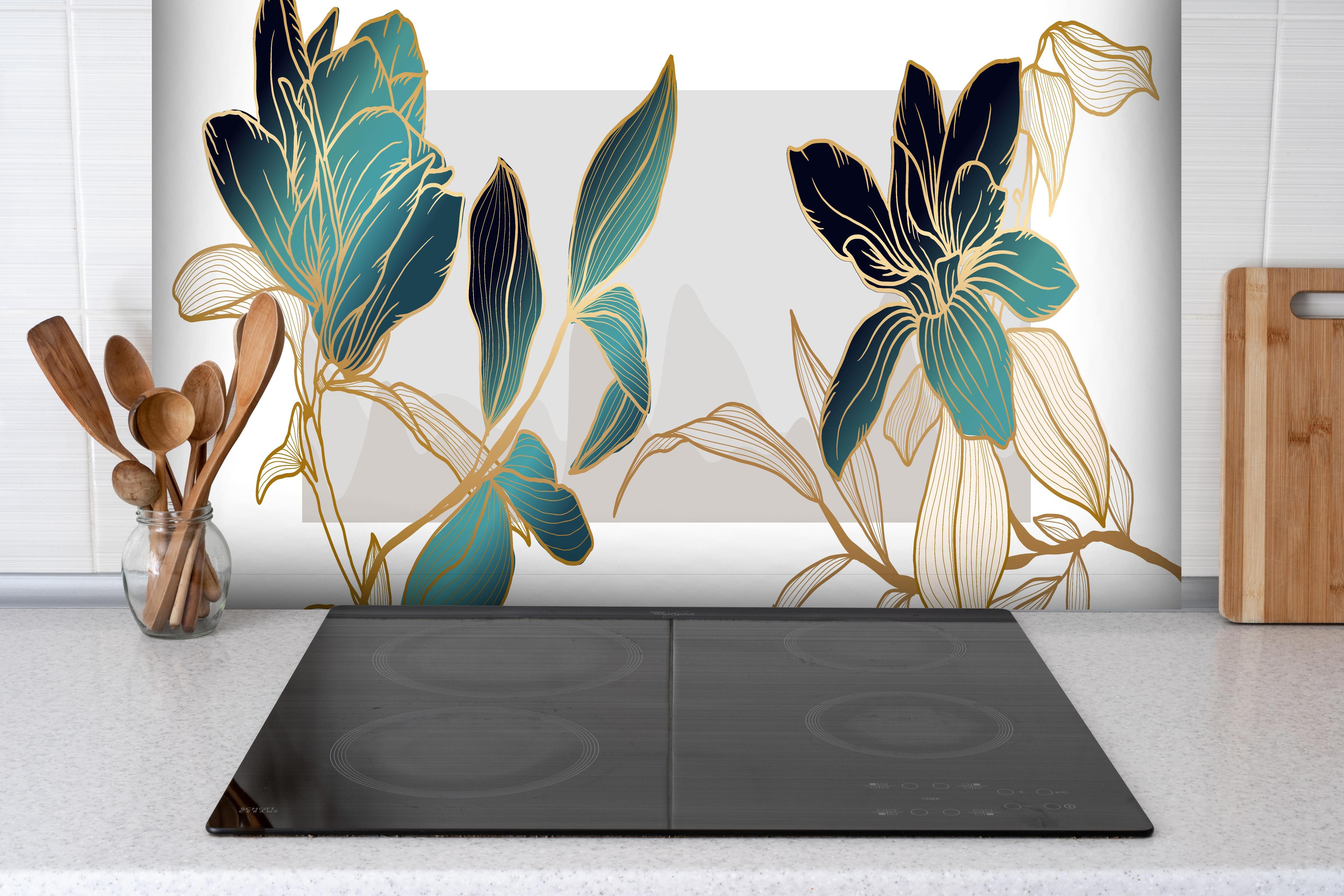 Spritzschutz - Elegante Blüten in Gold und Blautönen hinter einem Cerankochfeld zwischen Holz-Kochutensilien