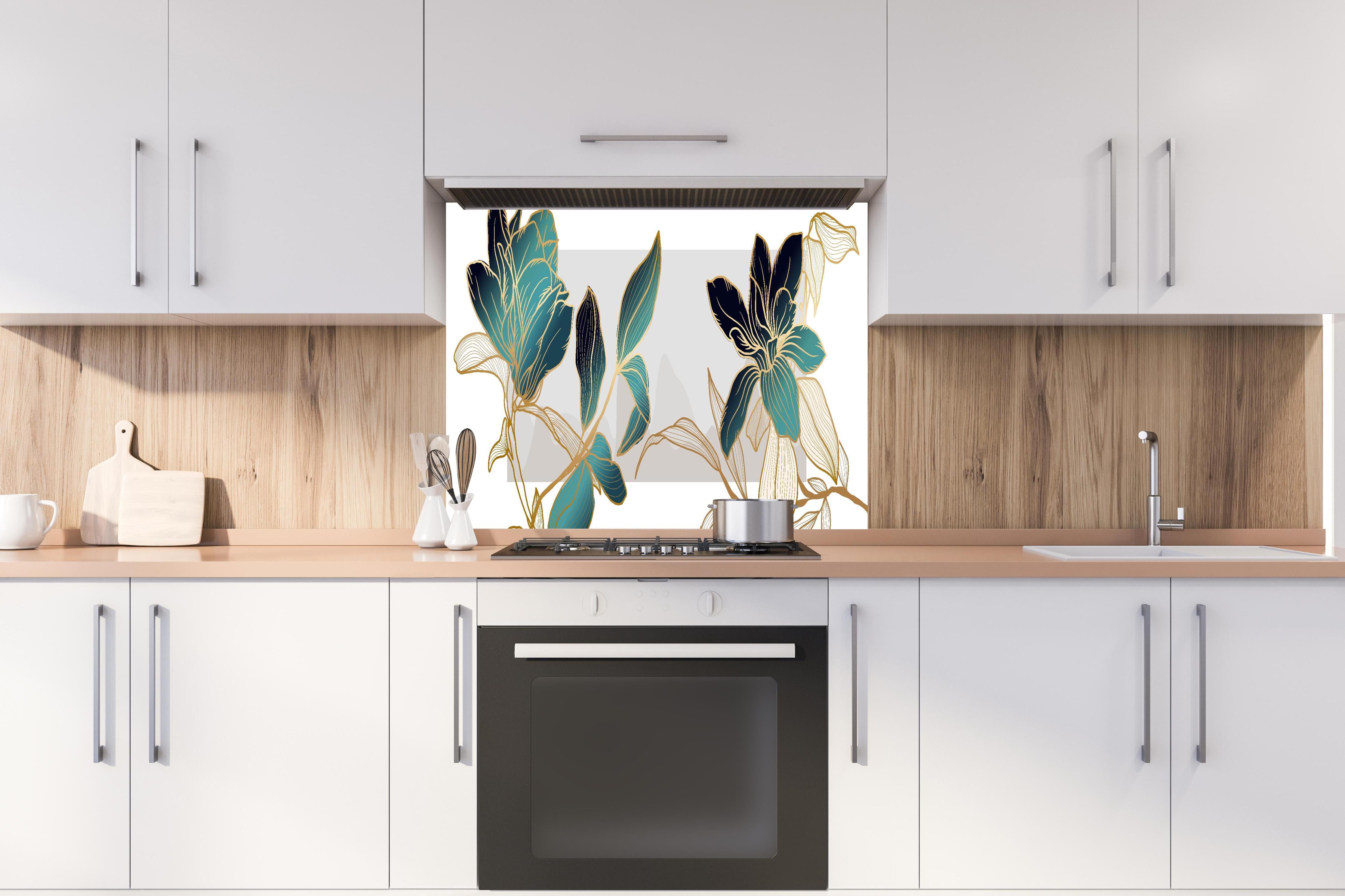 Spritzschutz - Elegante Blüten in Gold und Blautönen hinter einem Cerankochfeld zwischen Holz-Kochutensilien