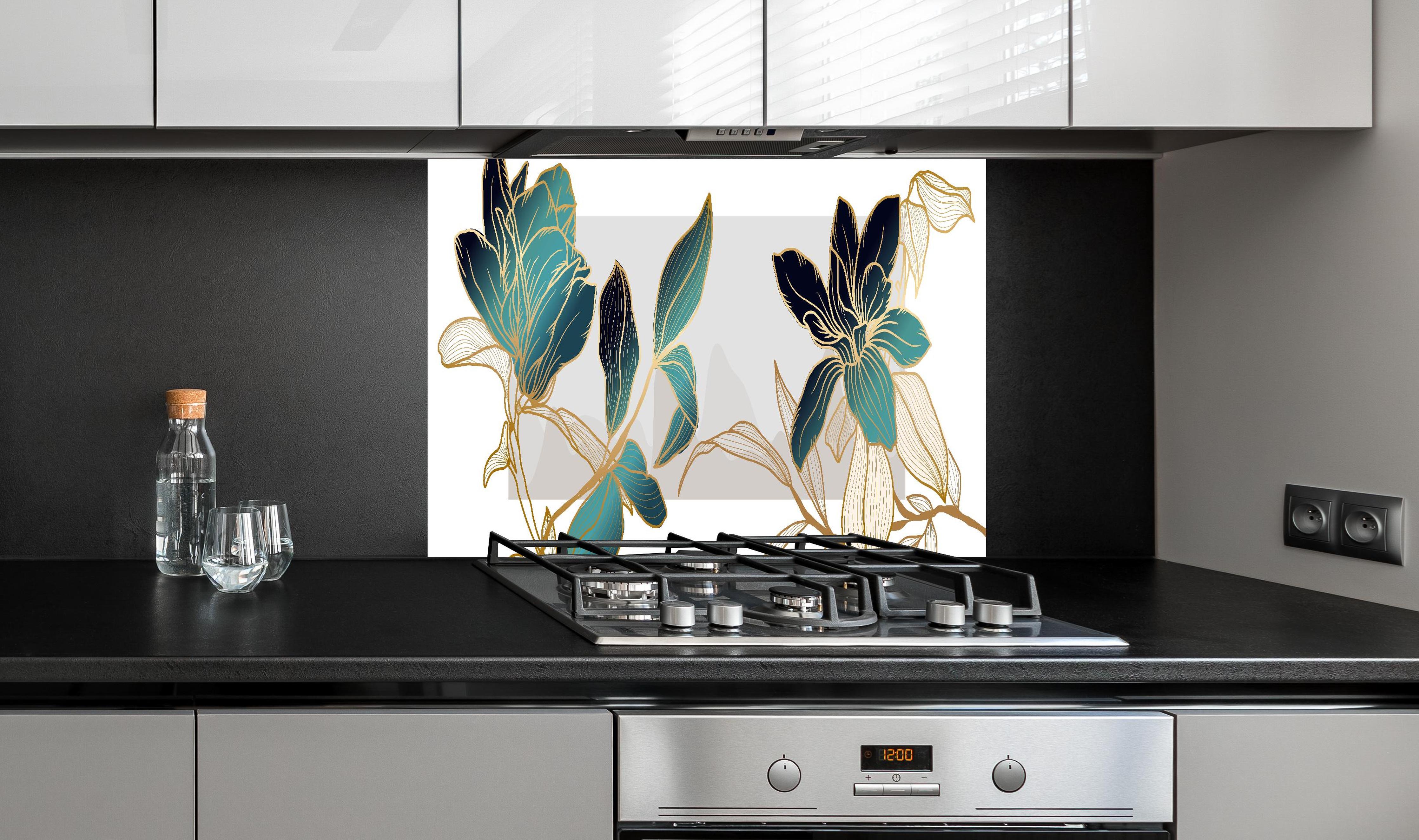 Spritzschutz - Elegante Blüten in Gold und Blautönen hinter einem Cerankochfeld zwischen Holz-Kochutensilien