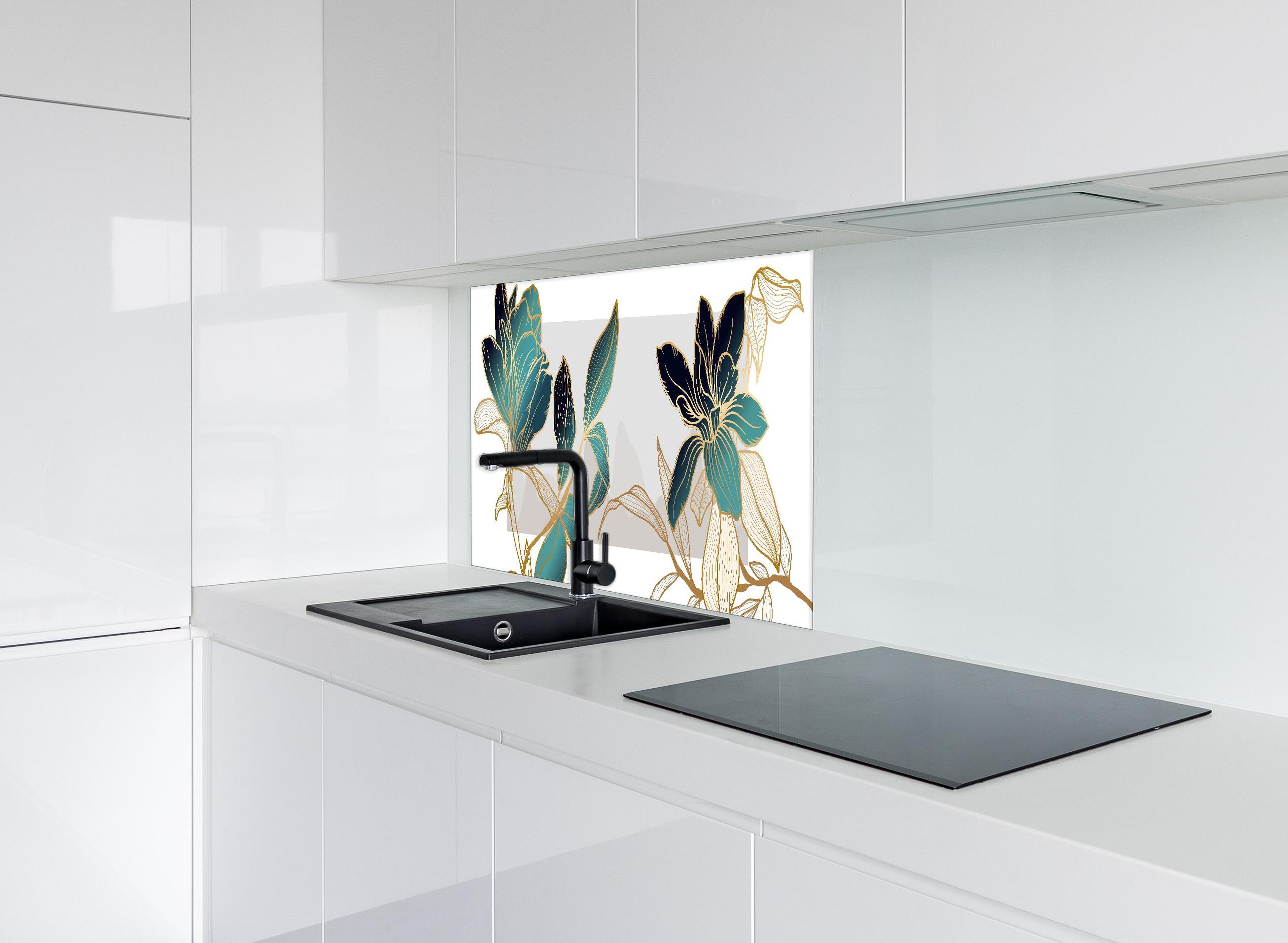 Spritzschutz - Elegante Blüten in Gold und Blautönen hinter einem Cerankochfeld zwischen Holz-Kochutensilien