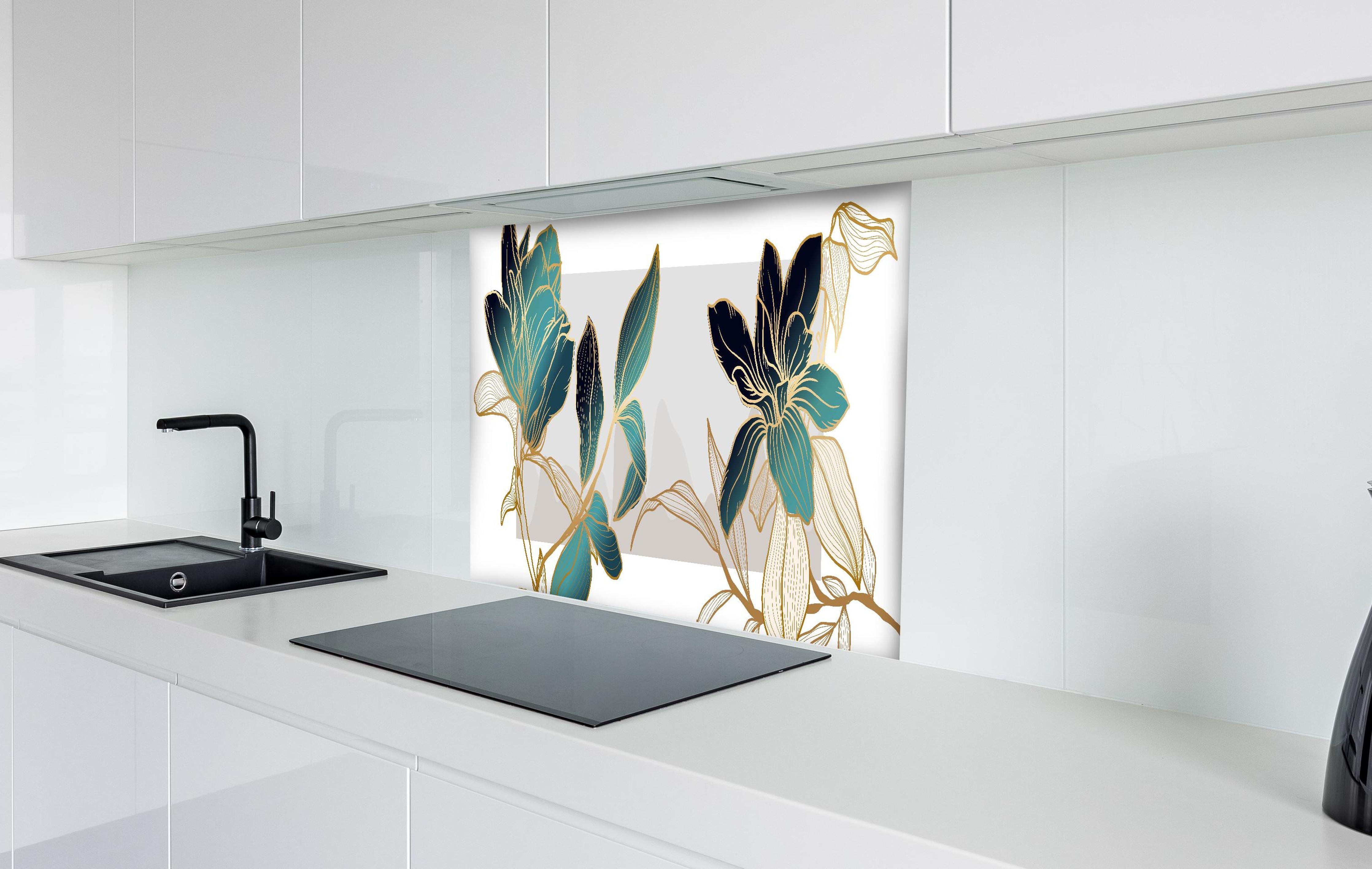 Spritzschutz - Elegante Blüten in Gold und Blautönen hinter einem Cerankochfeld zwischen Holz-Kochutensilien