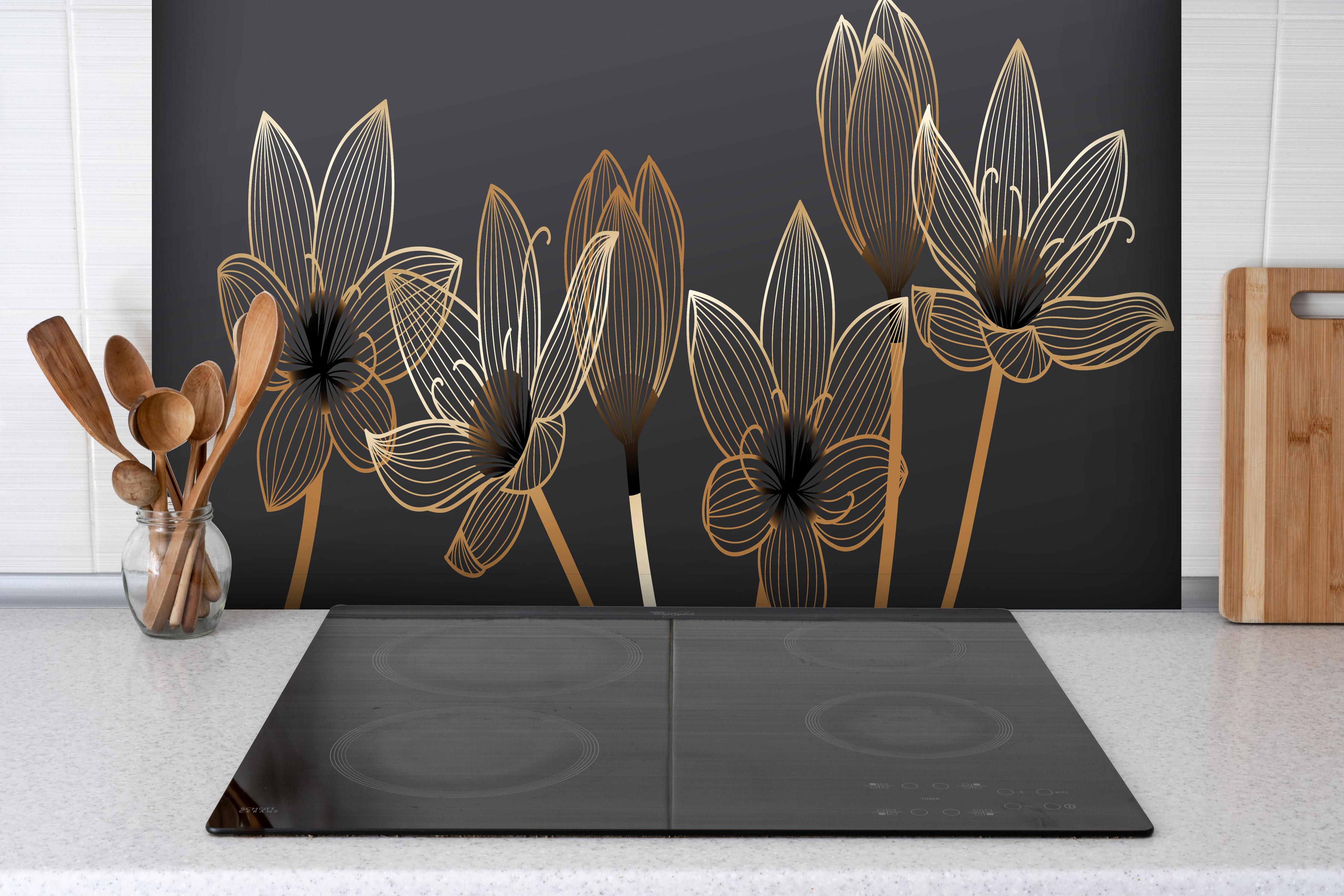 Spritzschutz - Elegante Blumen Linienkunst in Gold und Schwarz hinter einem Cerankochfeld zwischen Holz-Kochutensilien