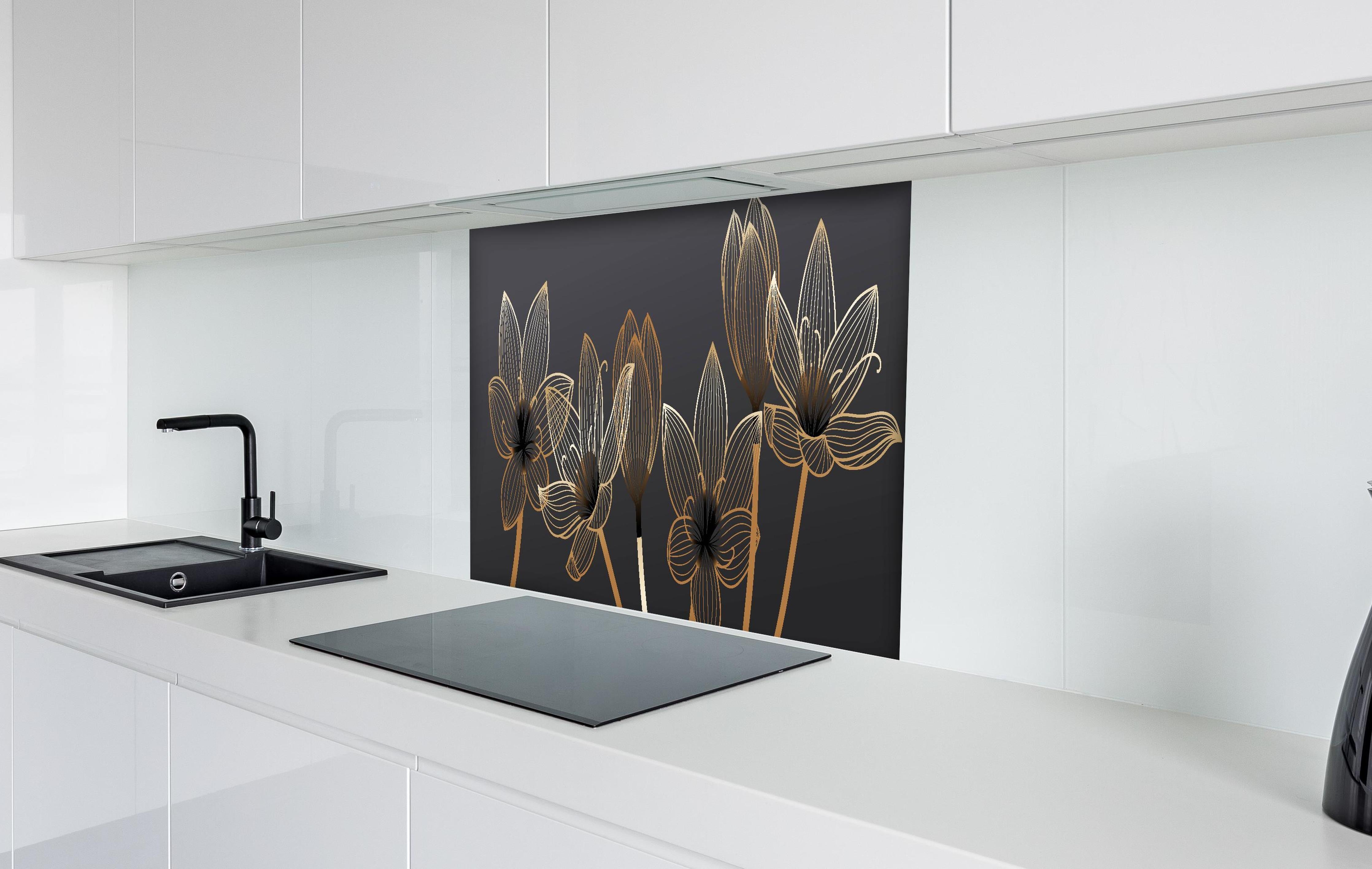 Spritzschutz - Elegante Blumen Linienkunst in Gold und Schwarz hinter einem Cerankochfeld zwischen Holz-Kochutensilien