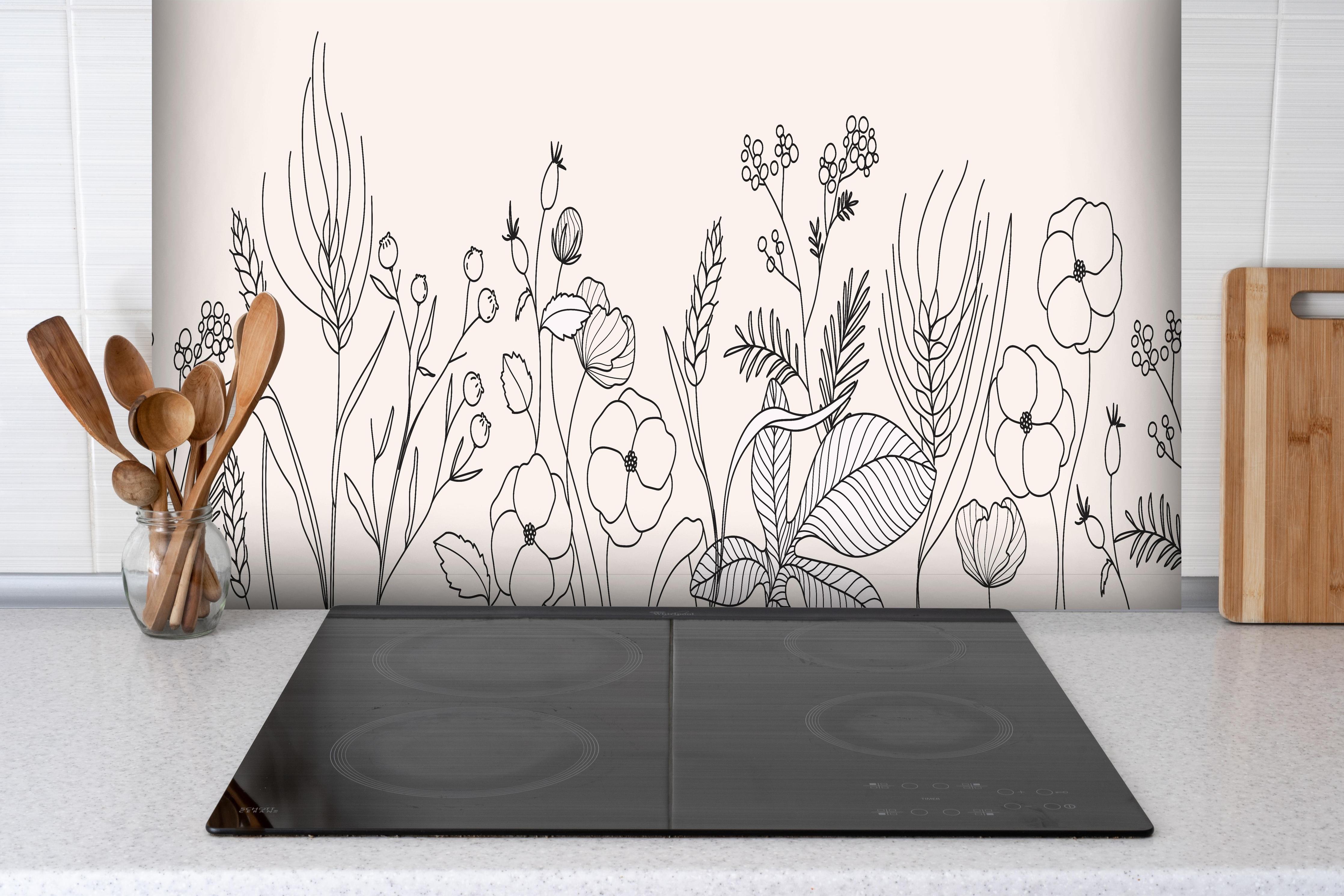 Spritzschutz - Elegante Botanische Kunst in Graunuancen hinter einem Cerankochfeld zwischen Holz-Kochutensilien