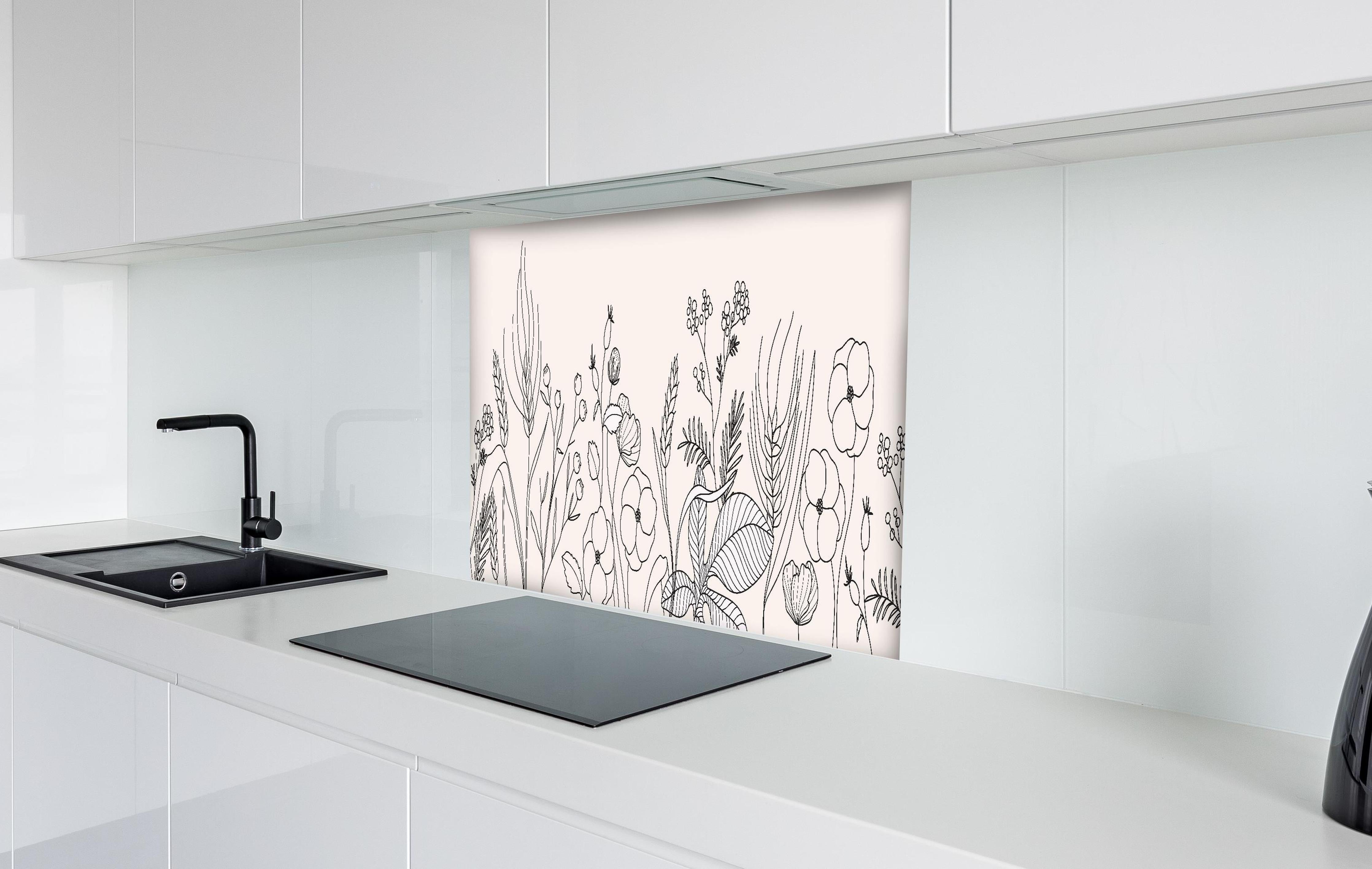 Spritzschutz - Elegante Botanische Kunst in Graunuancen hinter einem Cerankochfeld zwischen Holz-Kochutensilien