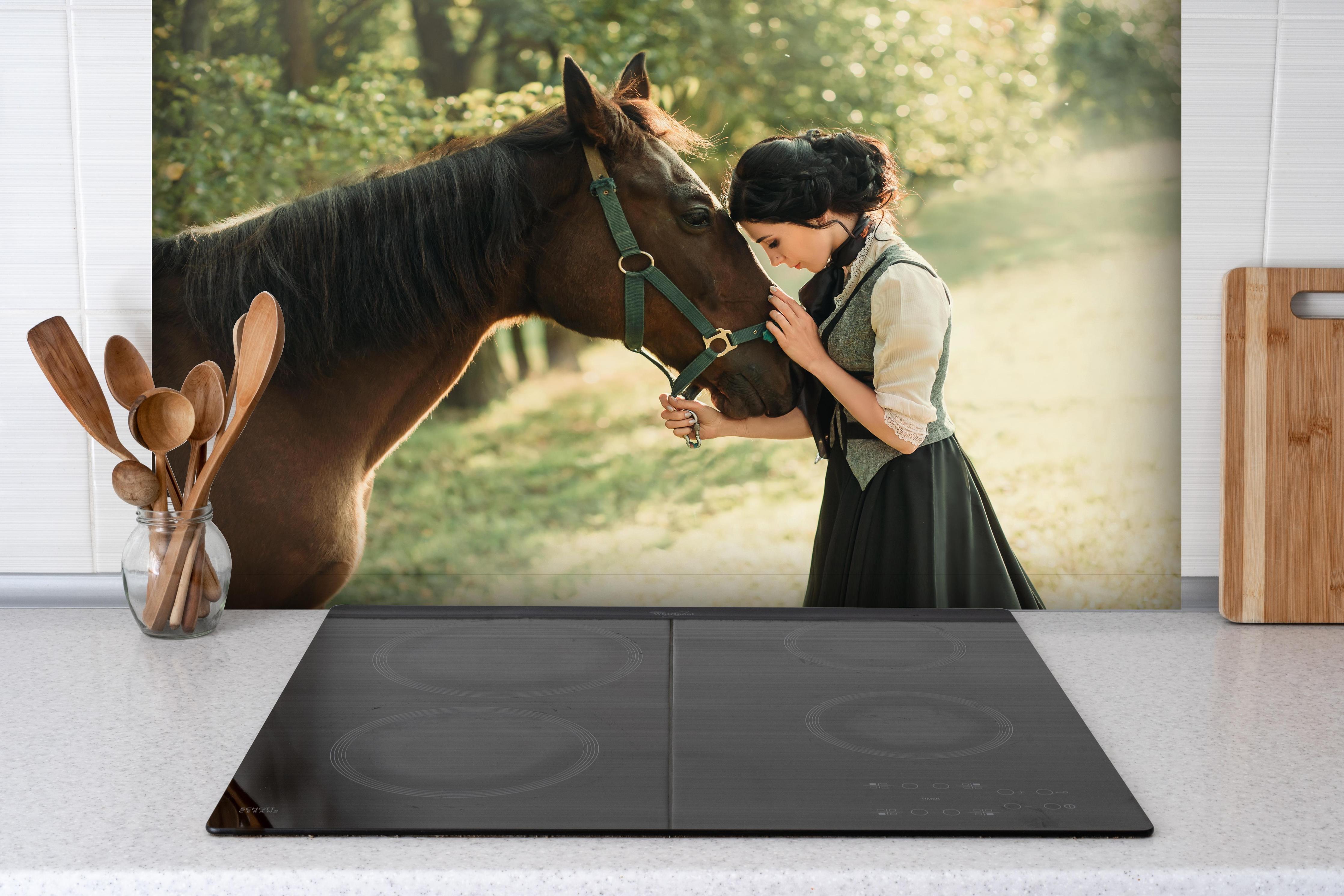 Spritzschutz - Elegante Dame mit Pferd hinter einem Cerankochfeld zwischen Holz-Kochutensilien