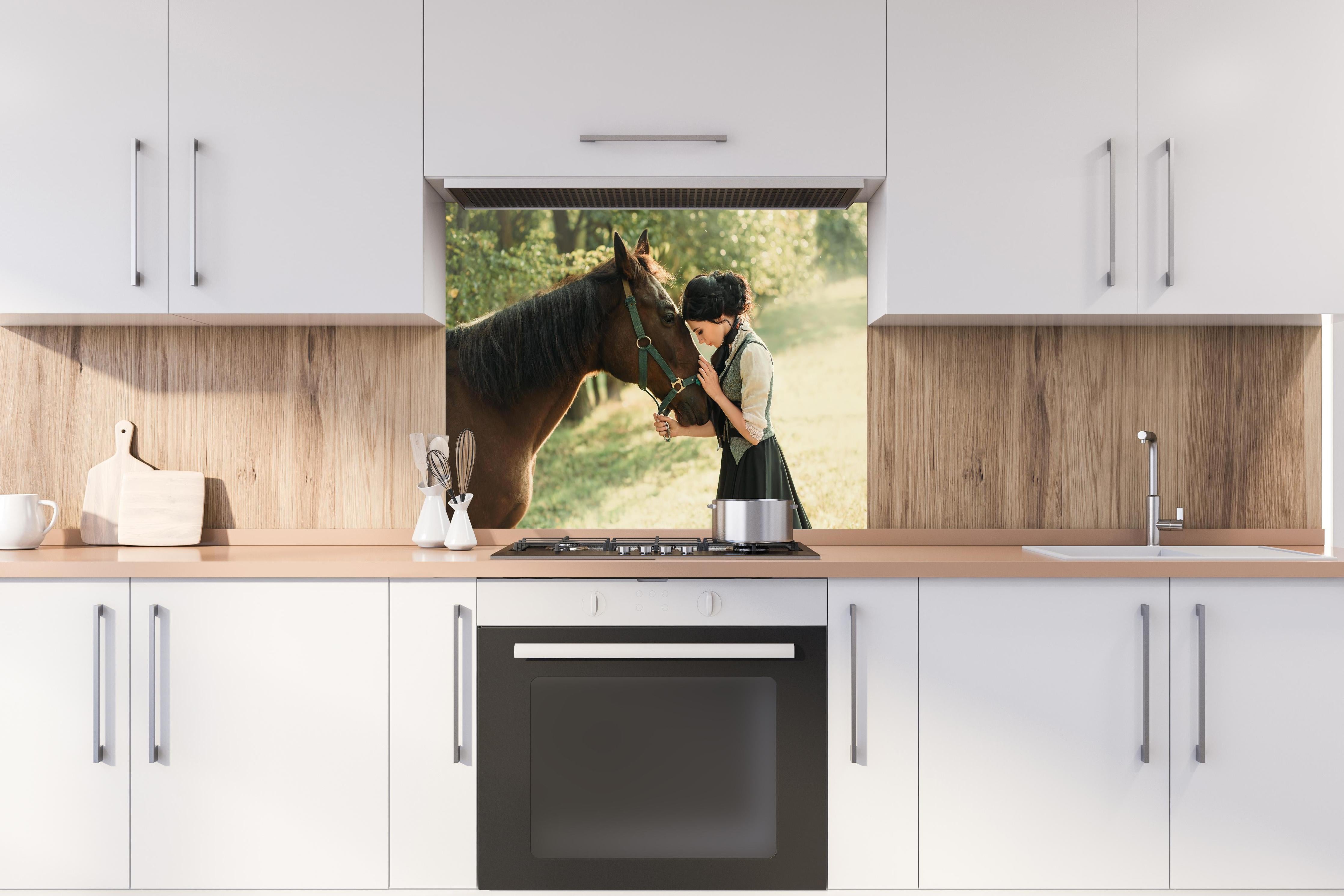 Spritzschutz - Elegante Dame mit Pferd hinter einem Cerankochfeld zwischen Holz-Kochutensilien