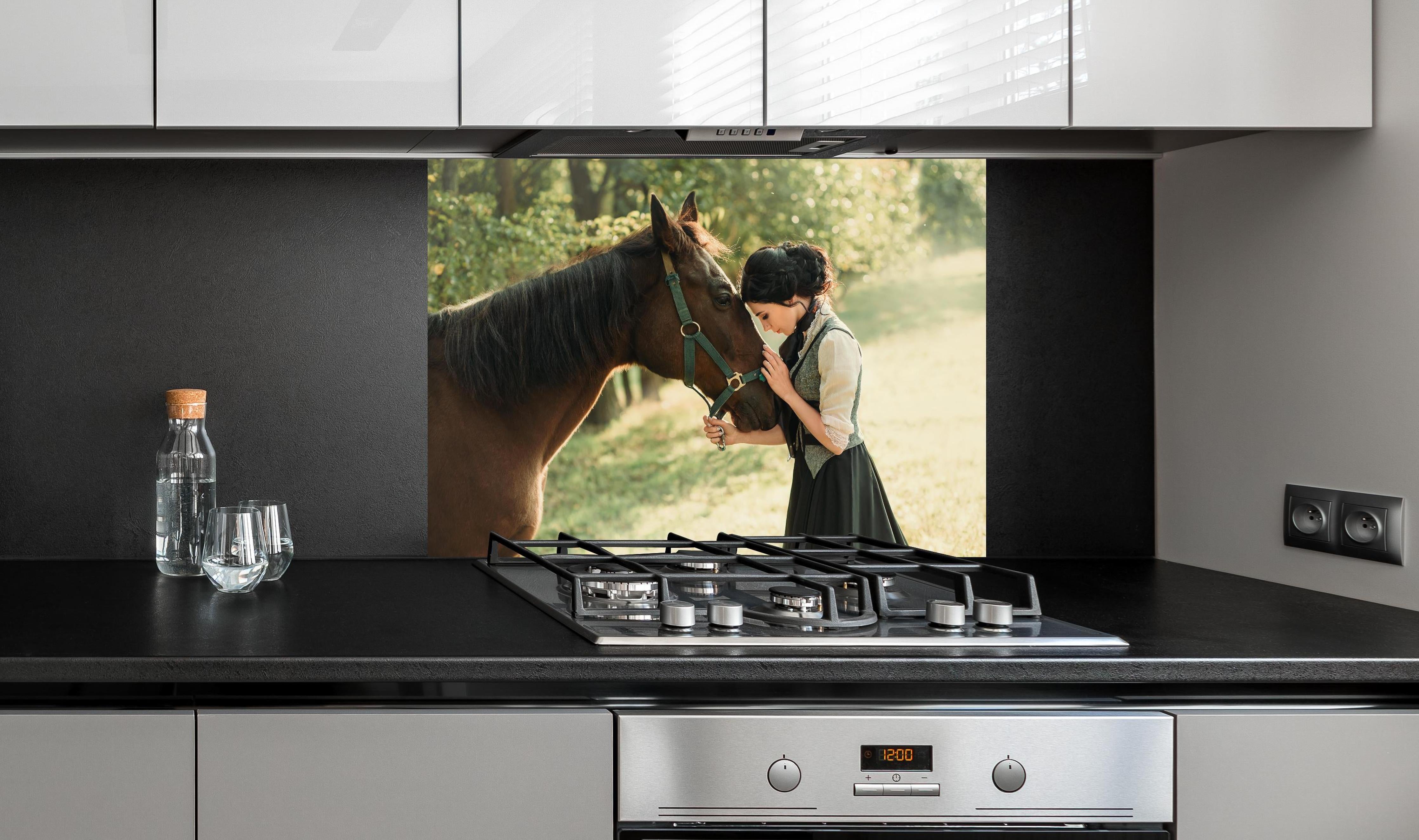 Spritzschutz - Elegante Dame mit Pferd hinter einem Cerankochfeld zwischen Holz-Kochutensilien