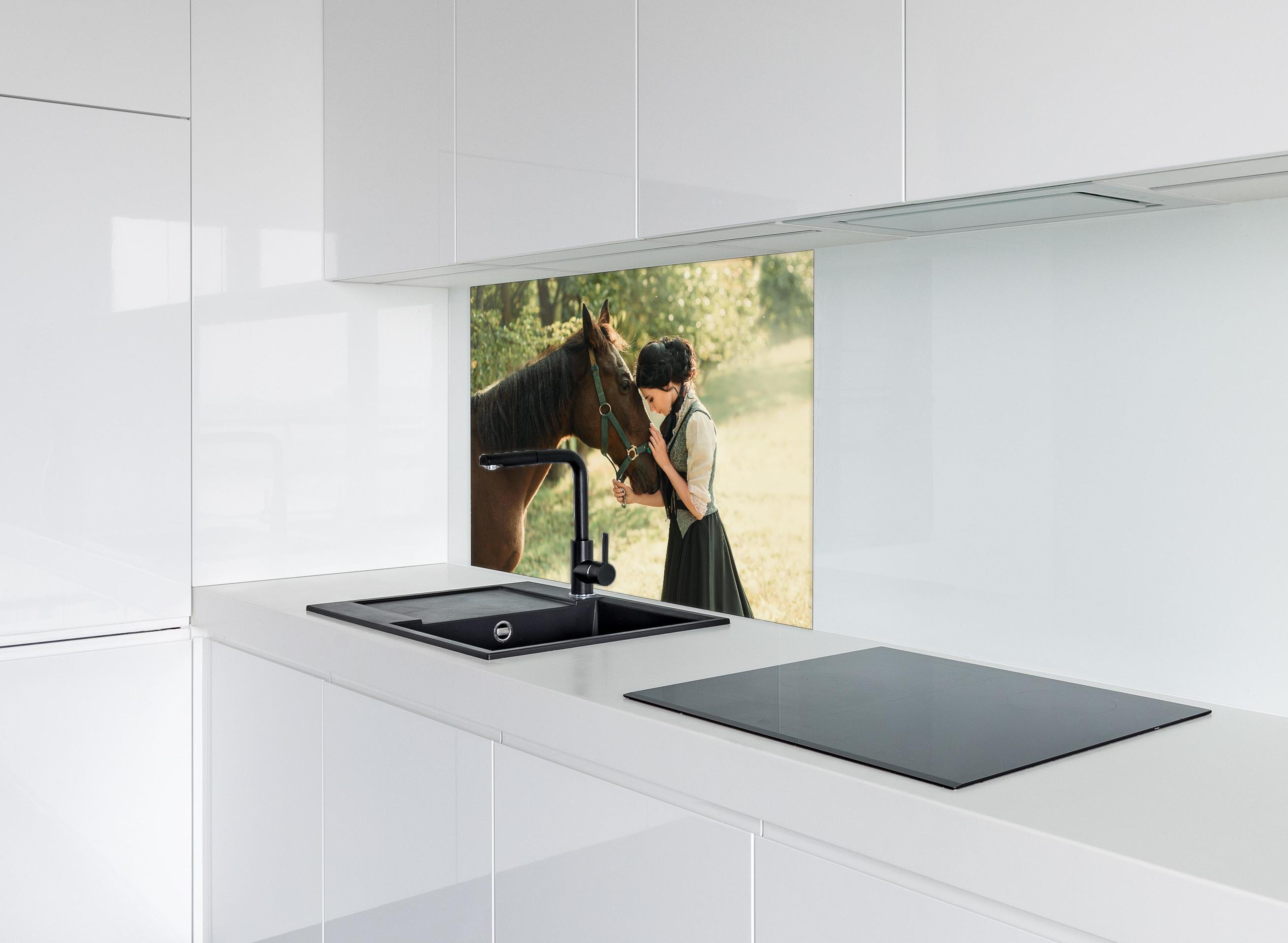 Spritzschutz - Elegante Dame mit Pferd hinter einem Cerankochfeld zwischen Holz-Kochutensilien