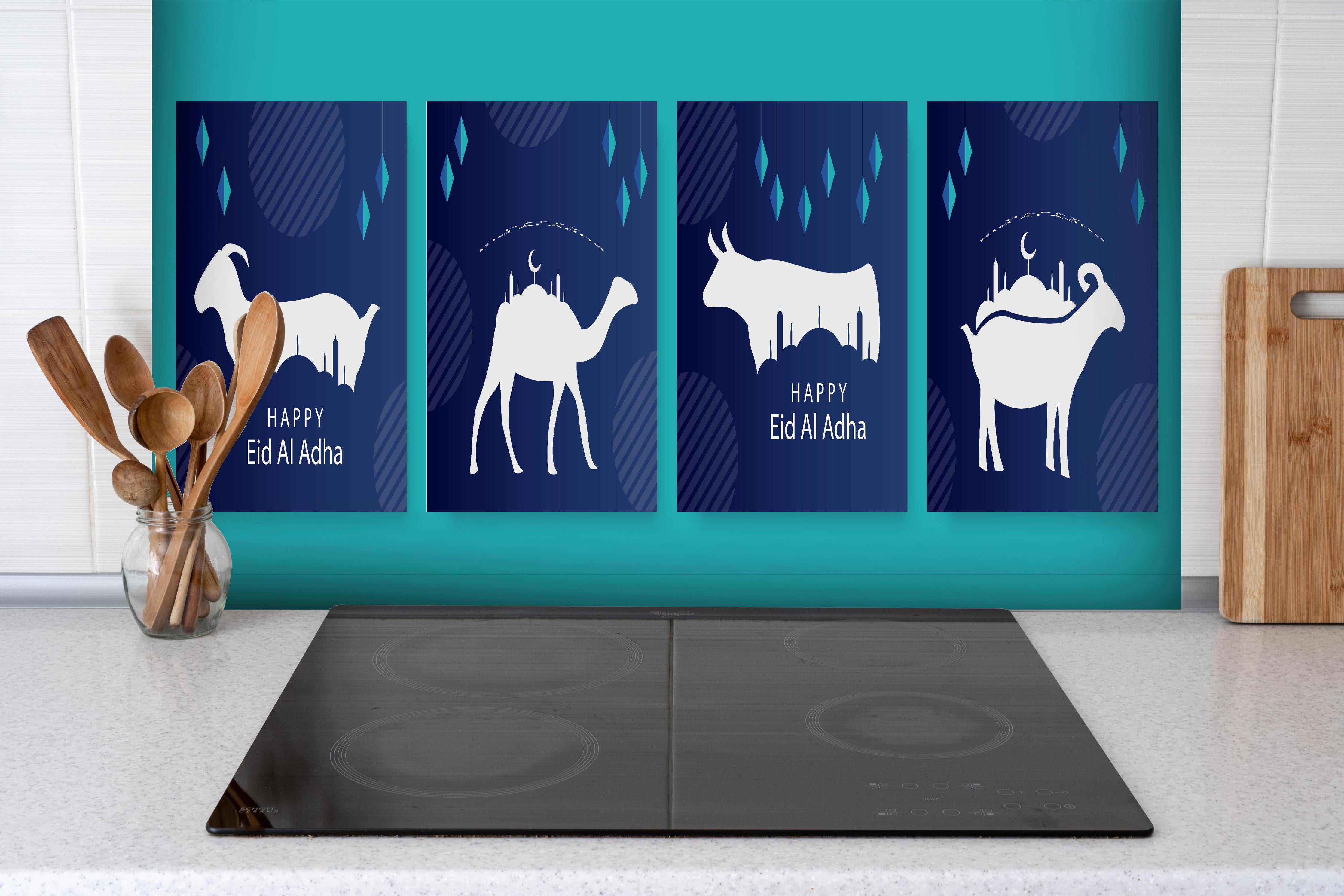 Spritzschutz - Elegante Eid Al-Adha Grußkarten Set hinter einem Cerankochfeld zwischen Holz-Kochutensilien