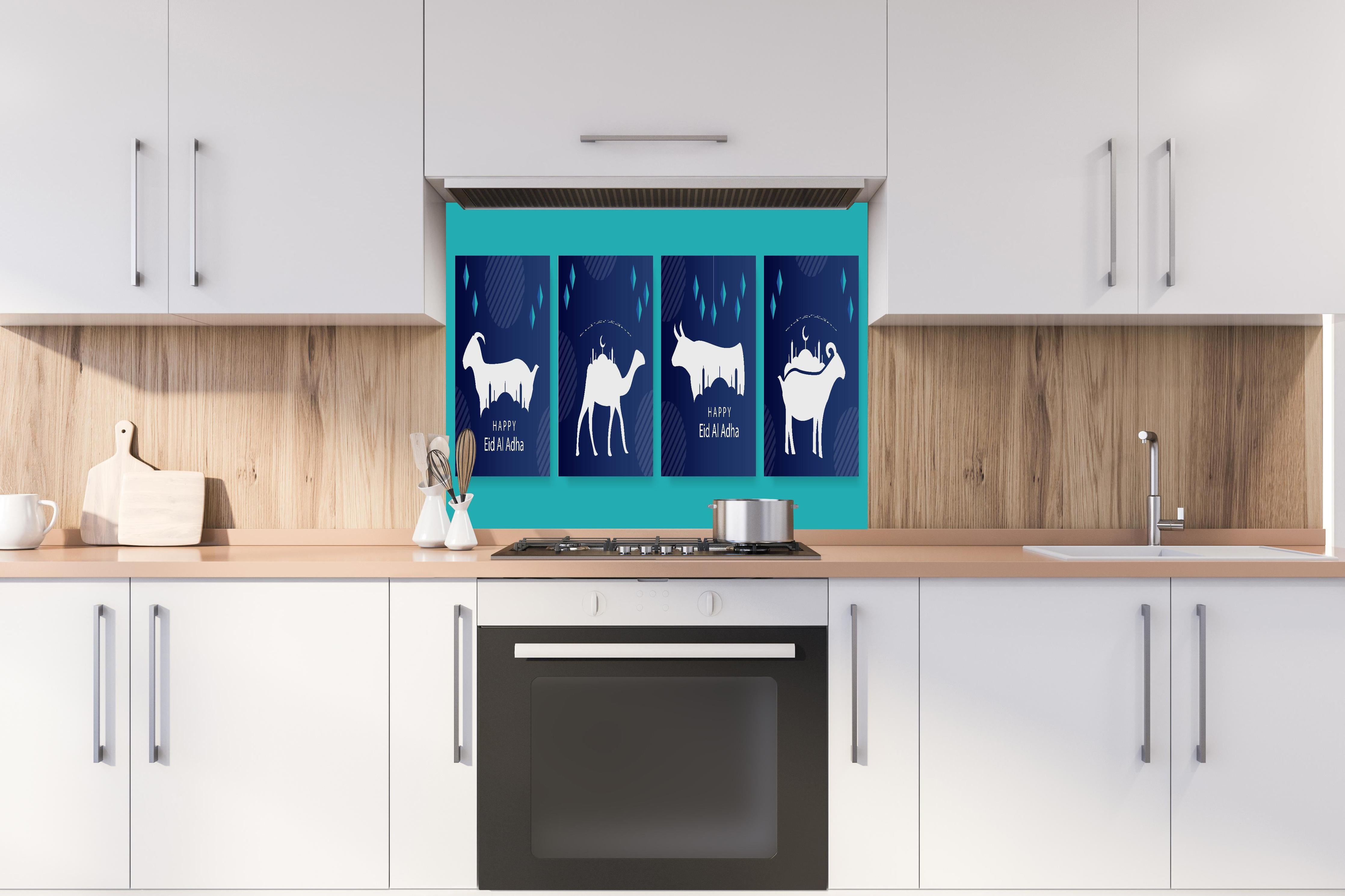 Spritzschutz - Elegante Eid Al-Adha Grußkarten Set hinter einem Cerankochfeld zwischen Holz-Kochutensilien