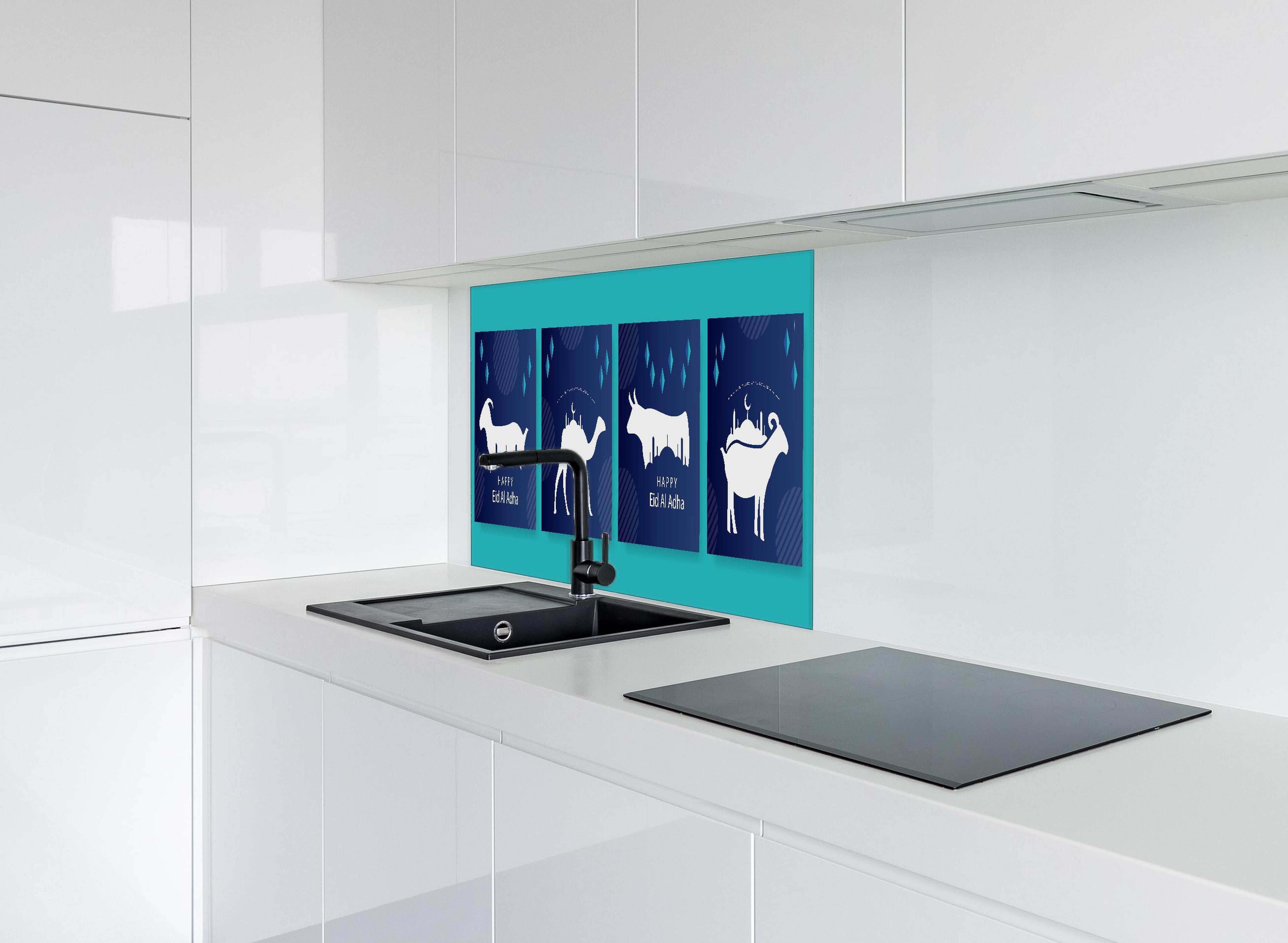 Spritzschutz - Elegante Eid Al-Adha Grußkarten Set hinter einem Cerankochfeld zwischen Holz-Kochutensilien