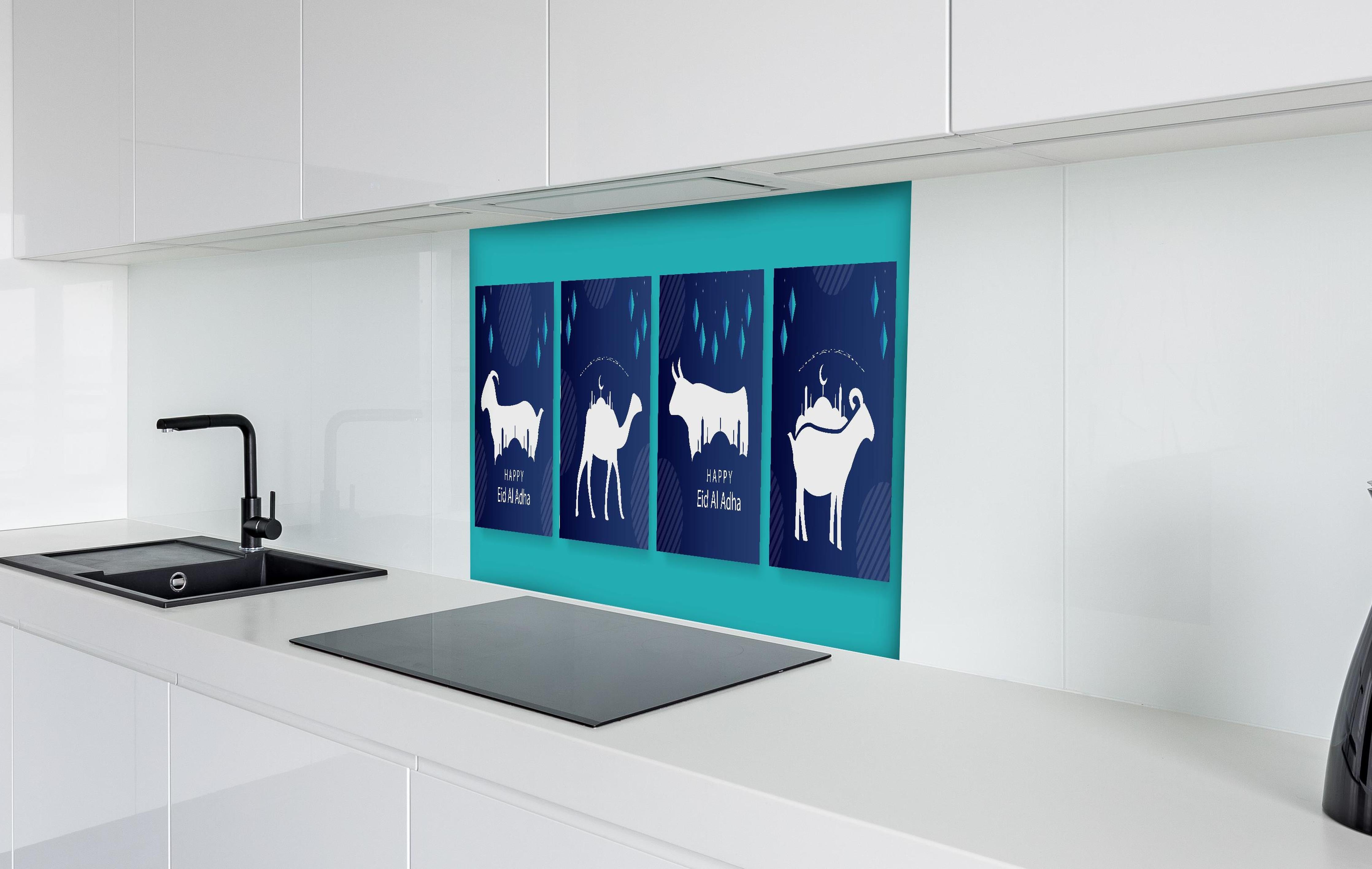 Spritzschutz - Elegante Eid Al-Adha Grußkarten Set hinter einem Cerankochfeld zwischen Holz-Kochutensilien