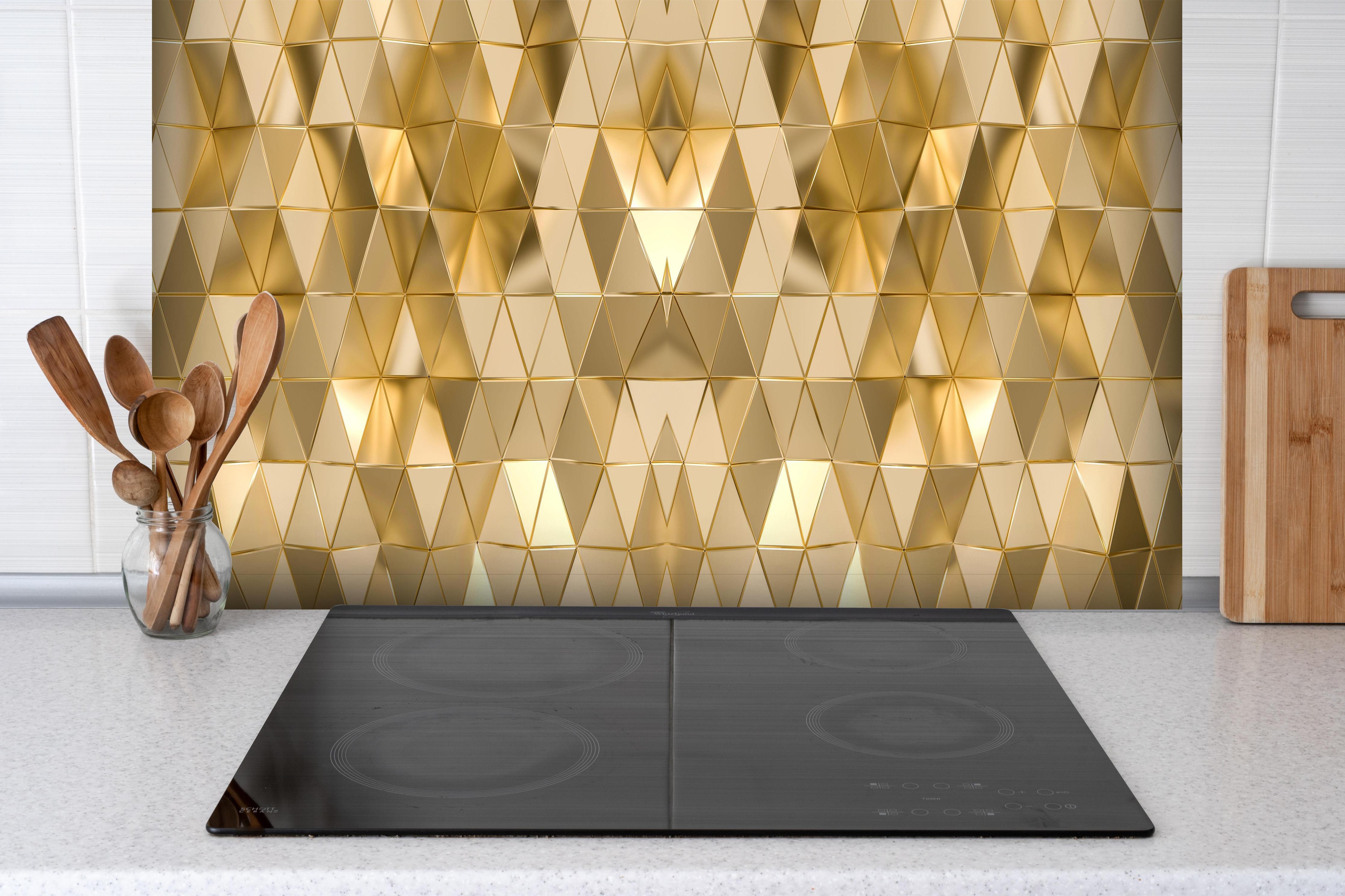 Spritzschutz - Elegante Goldene Geometrische Struktur hinter einem Cerankochfeld zwischen Holz-Kochutensilien