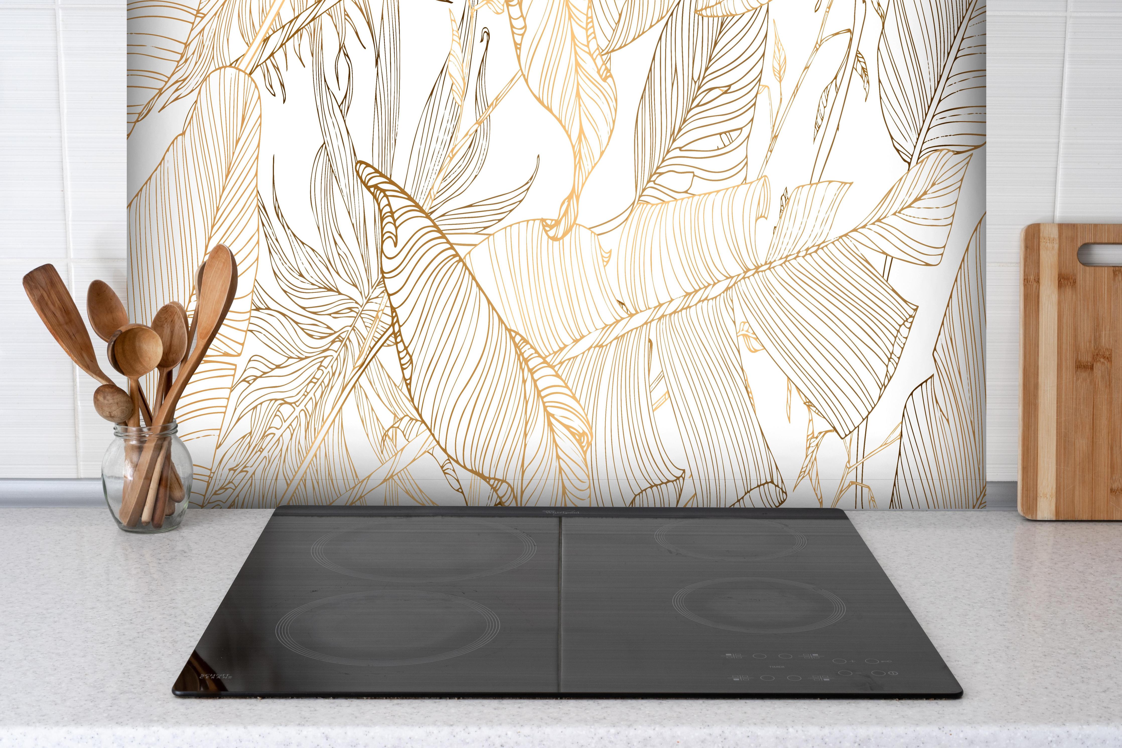 Spritzschutz - Elegante Goldene Linien Kunst Pflanzenmuster hinter einem Cerankochfeld zwischen Holz-Kochutensilien