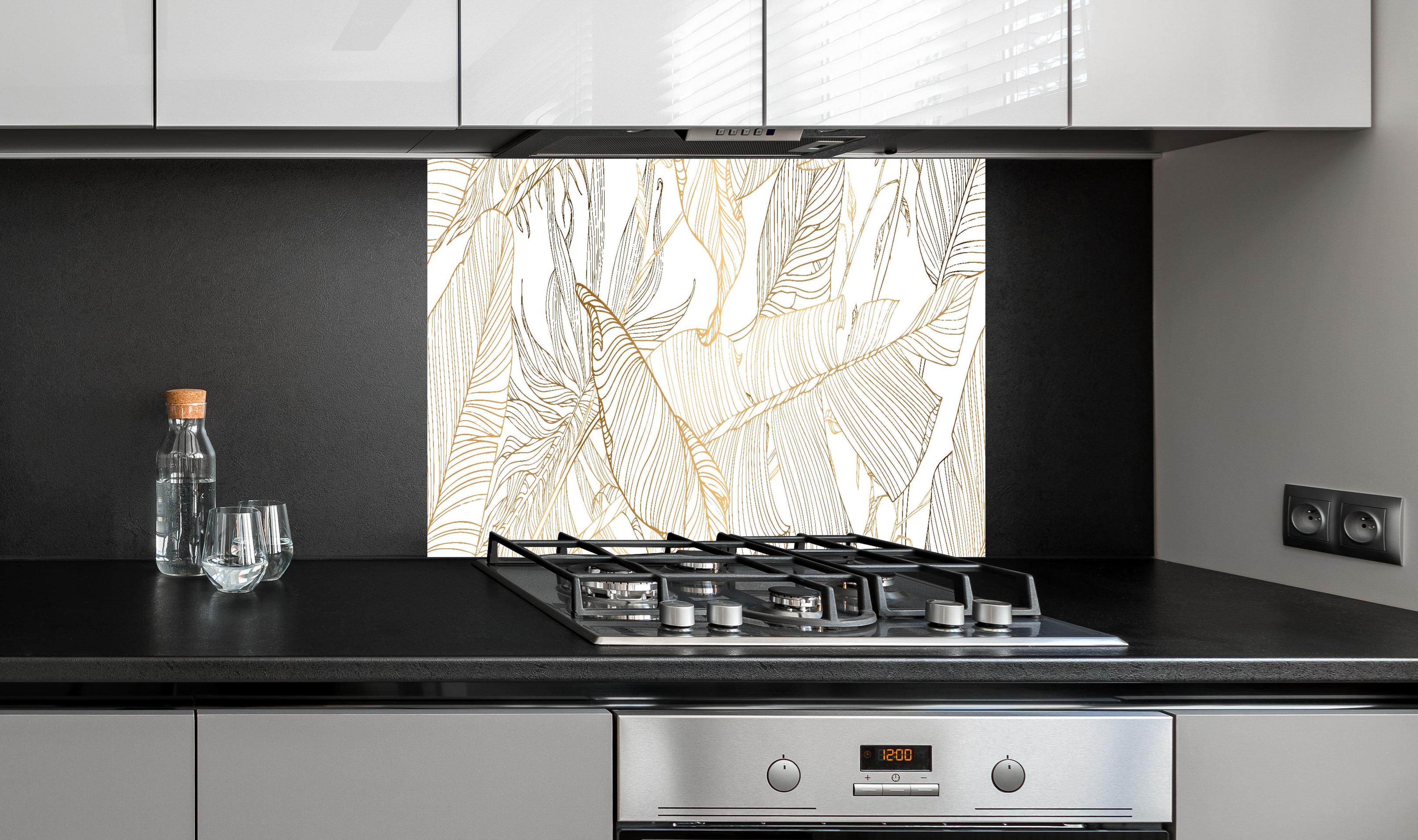 Spritzschutz - Elegante Goldene Linien Kunst Pflanzenmuster hinter einem Cerankochfeld zwischen Holz-Kochutensilien