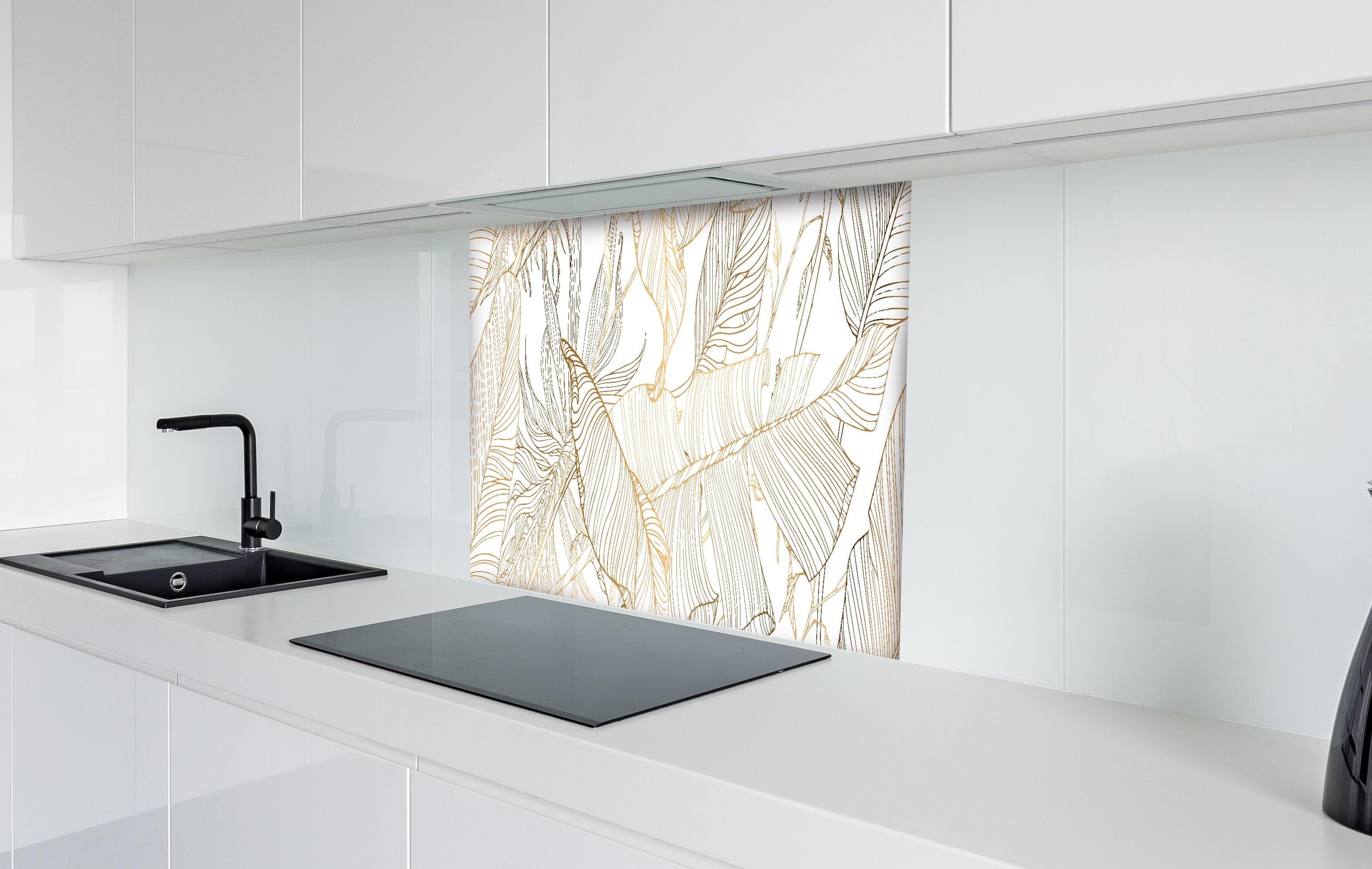 Spritzschutz - Elegante Goldene Linien Kunst Pflanzenmuster hinter einem Cerankochfeld zwischen Holz-Kochutensilien