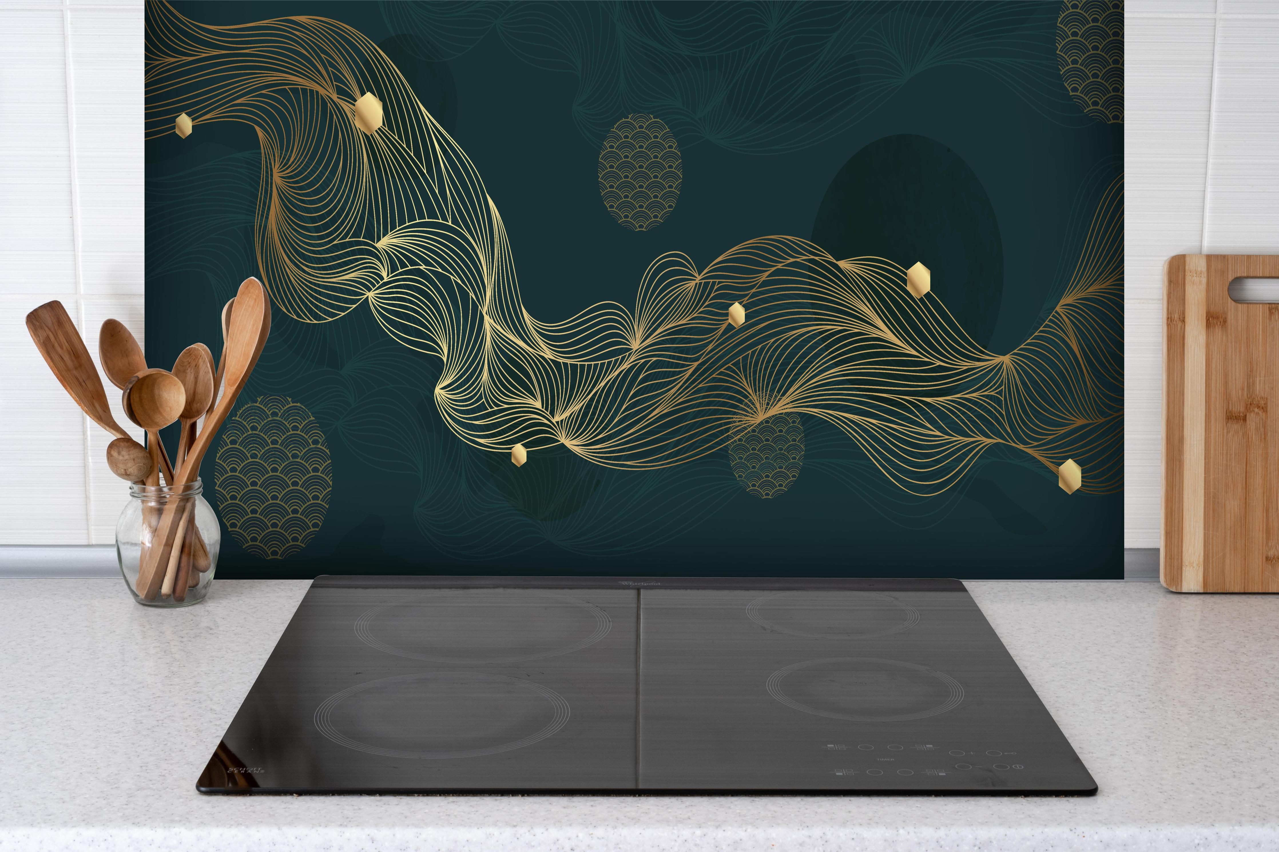 Spritzschutz - Elegante Goldene Wellen auf Dunkelblau hinter einem Cerankochfeld zwischen Holz-Kochutensilien