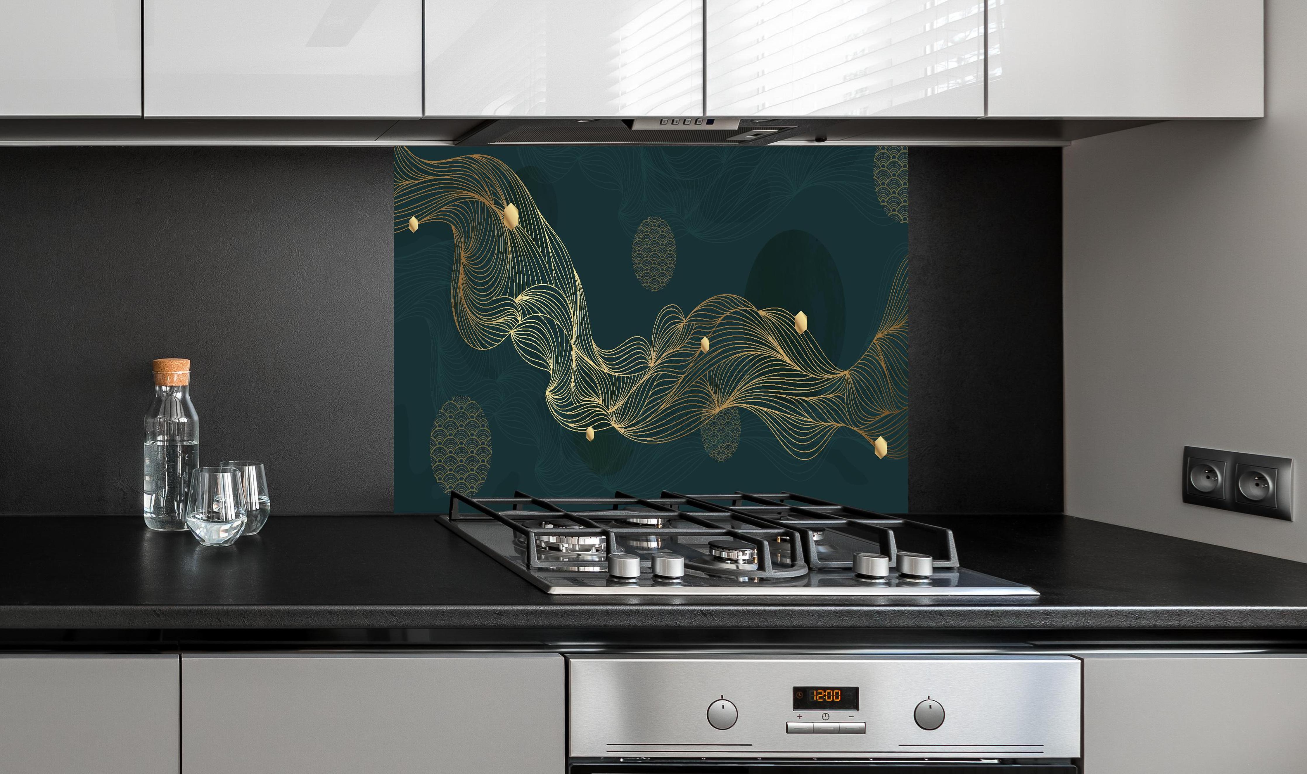 Spritzschutz - Elegante Goldene Wellen auf Dunkelblau hinter einem Cerankochfeld zwischen Holz-Kochutensilien