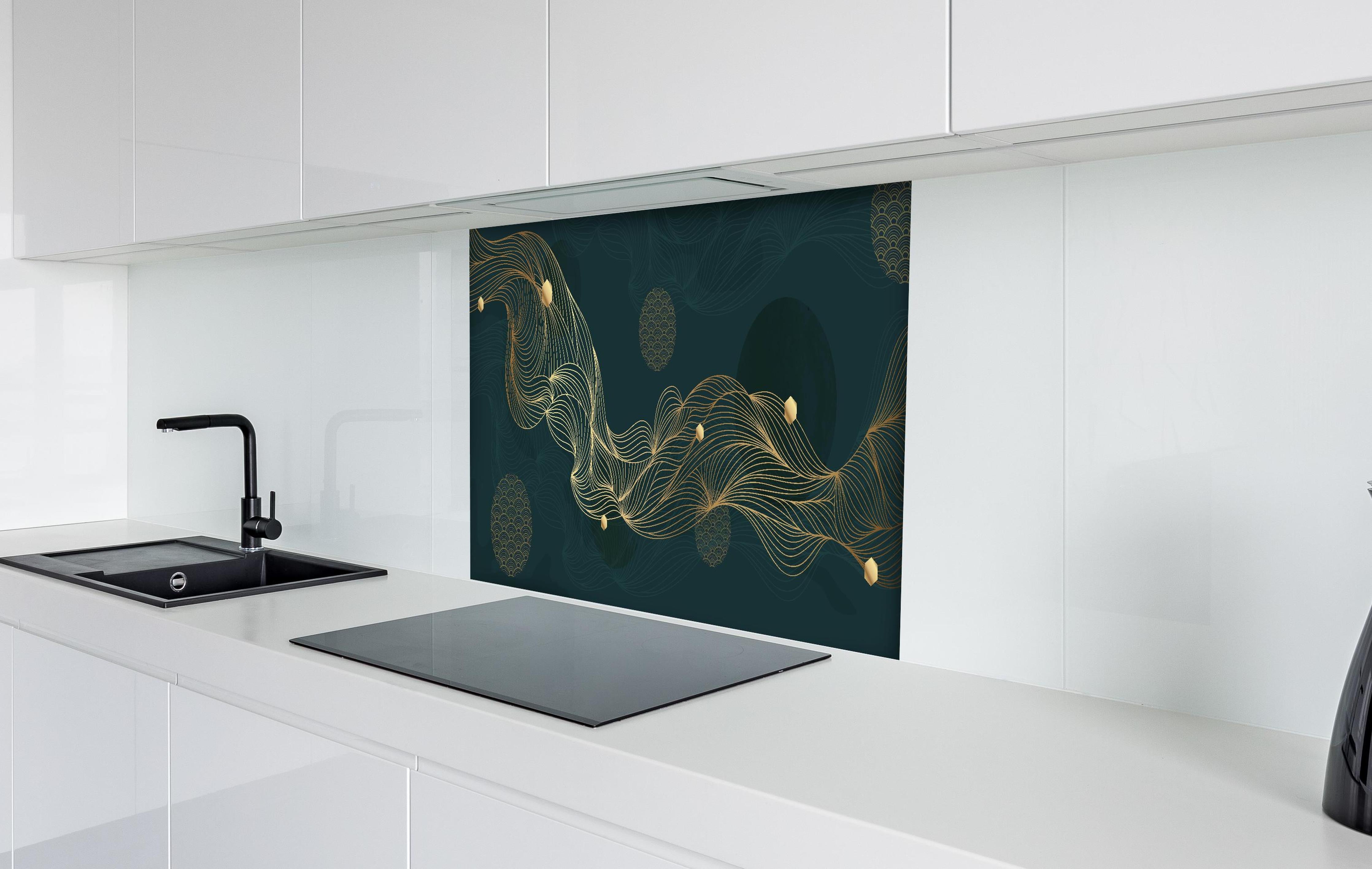 Spritzschutz - Elegante Goldene Wellen auf Dunkelblau hinter einem Cerankochfeld zwischen Holz-Kochutensilien