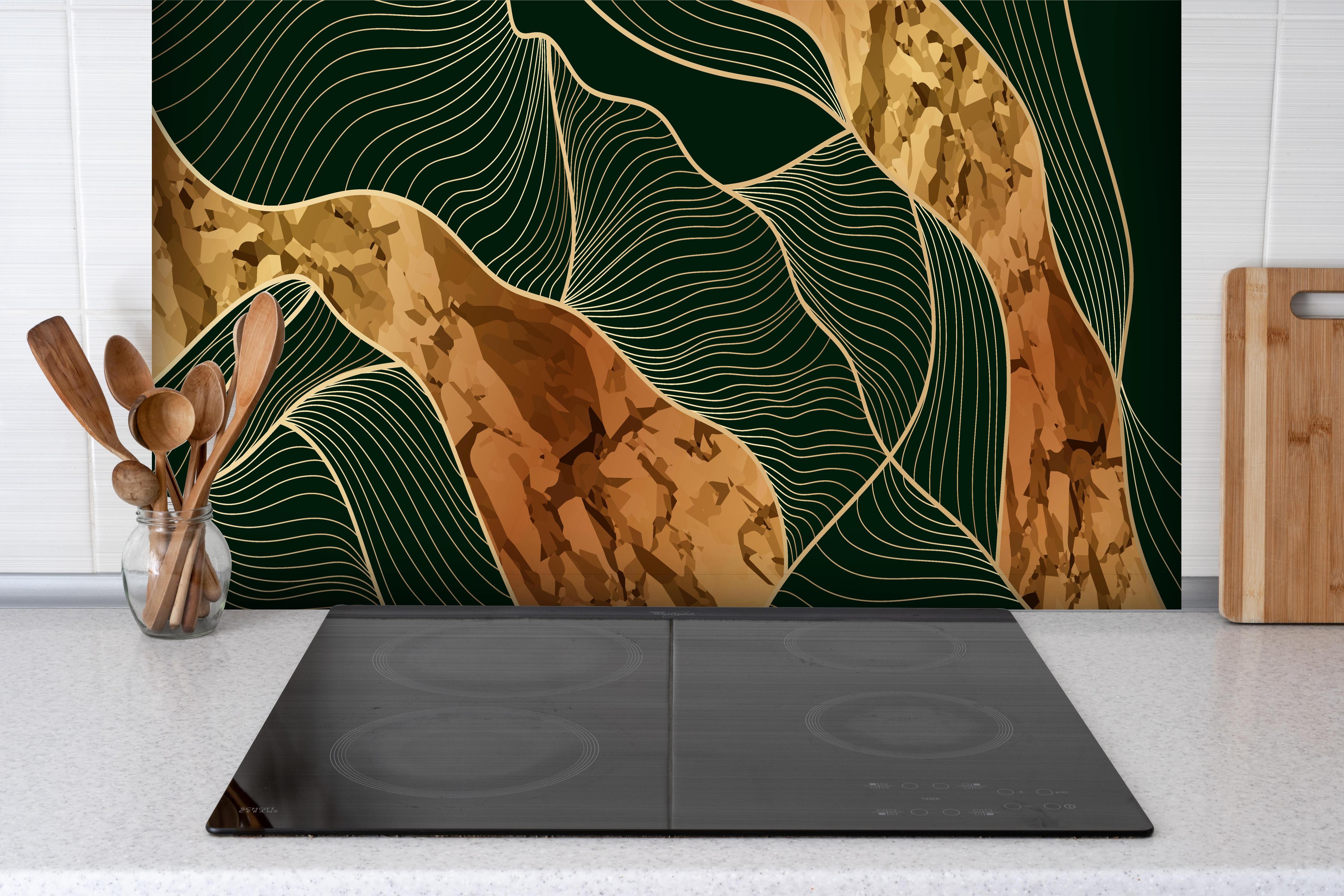 Spritzschutz - Elegante Konturlinien in Gold und Grün hinter einem Cerankochfeld zwischen Holz-Kochutensilien