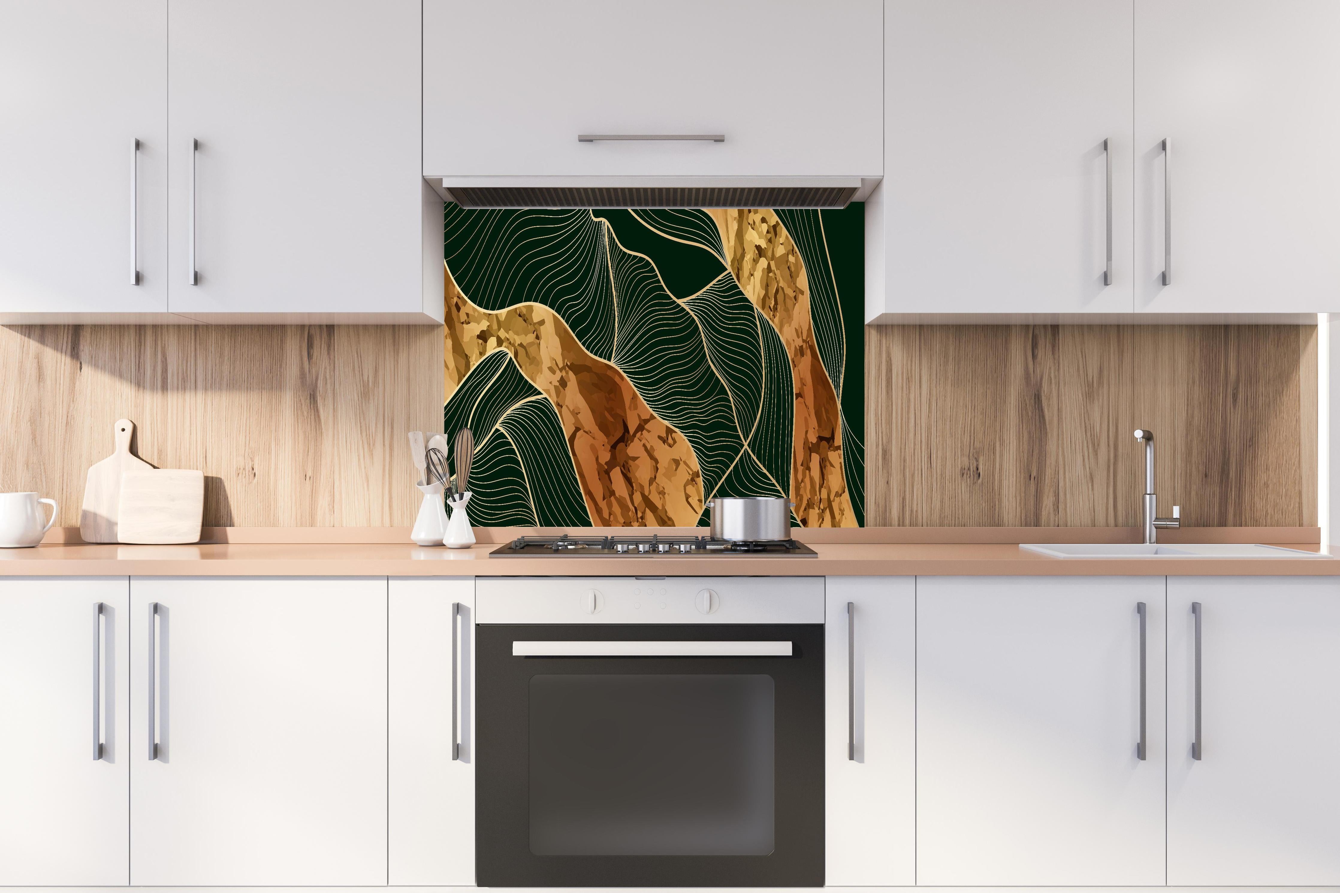Spritzschutz - Elegante Konturlinien in Gold und Grün hinter einem Cerankochfeld zwischen Holz-Kochutensilien