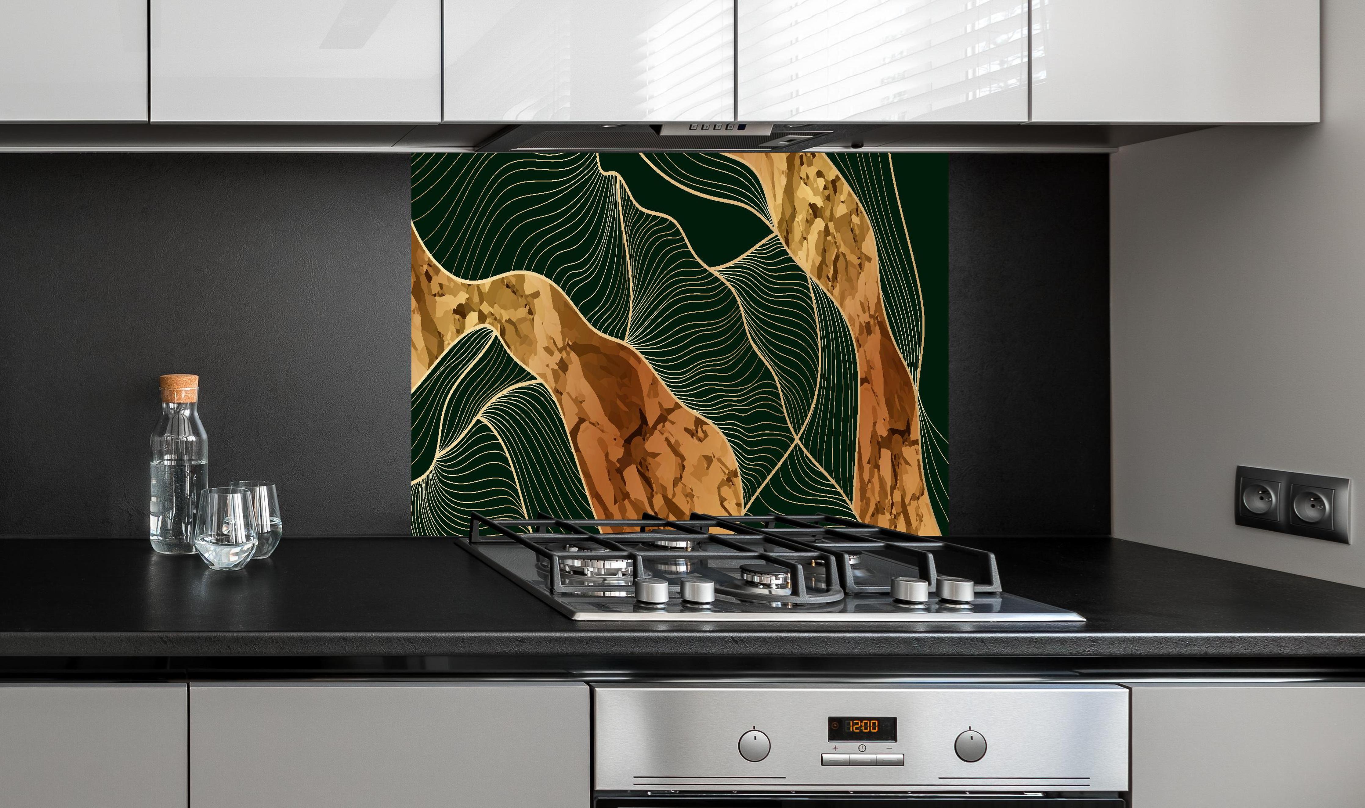 Spritzschutz - Elegante Konturlinien in Gold und Grün hinter einem Cerankochfeld zwischen Holz-Kochutensilien