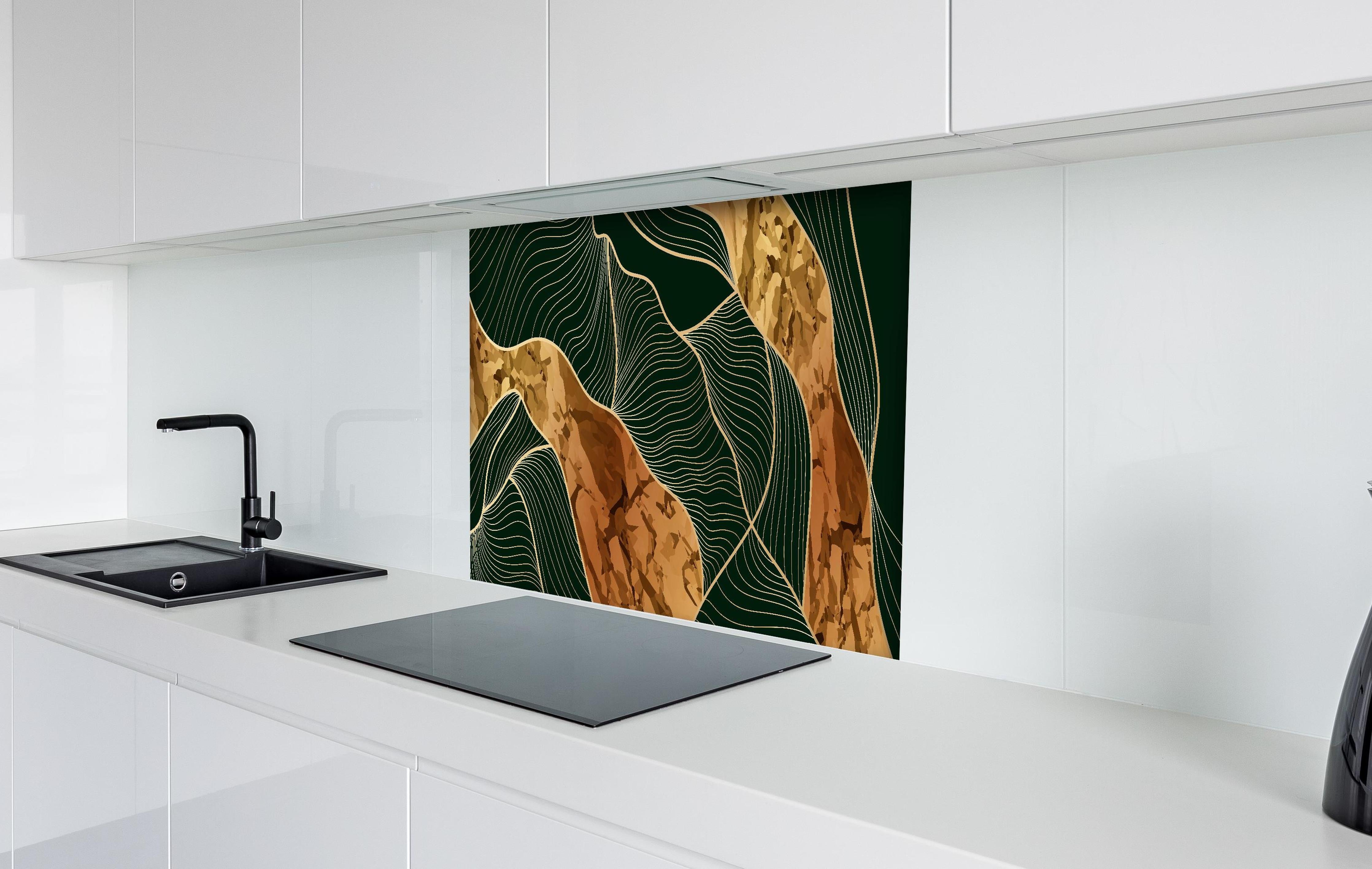 Spritzschutz - Elegante Konturlinien in Gold und Grün hinter einem Cerankochfeld zwischen Holz-Kochutensilien