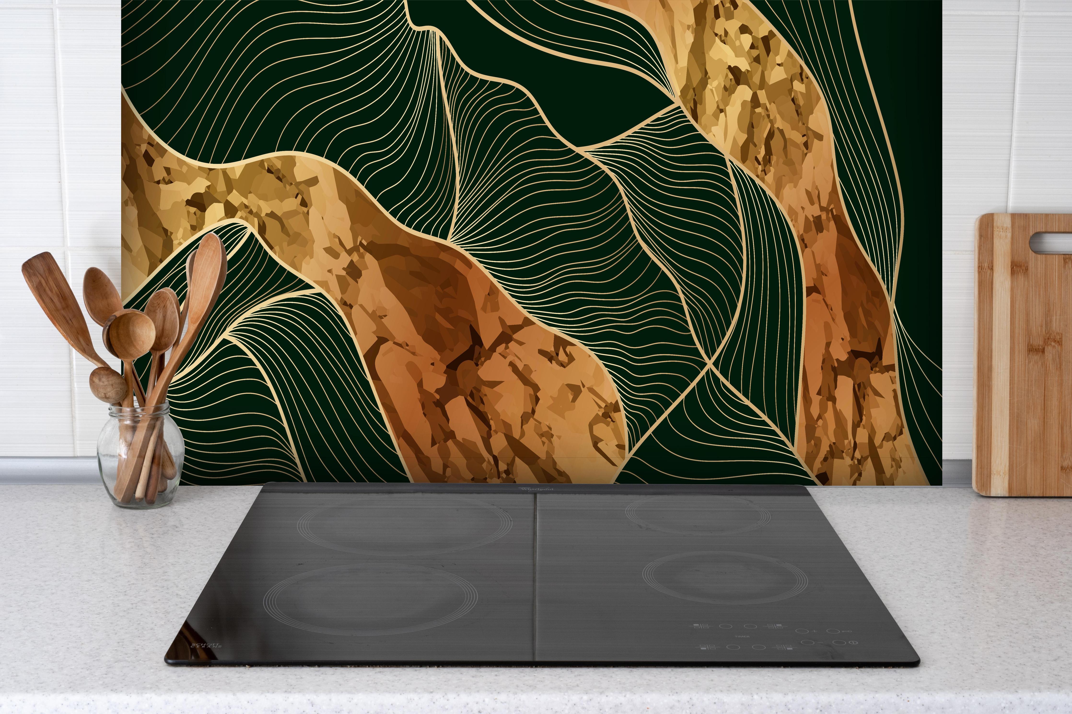 Spritzschutz - Elegante Linienkunst in Goldbraun-Tönen hinter einem Cerankochfeld zwischen Holz-Kochutensilien