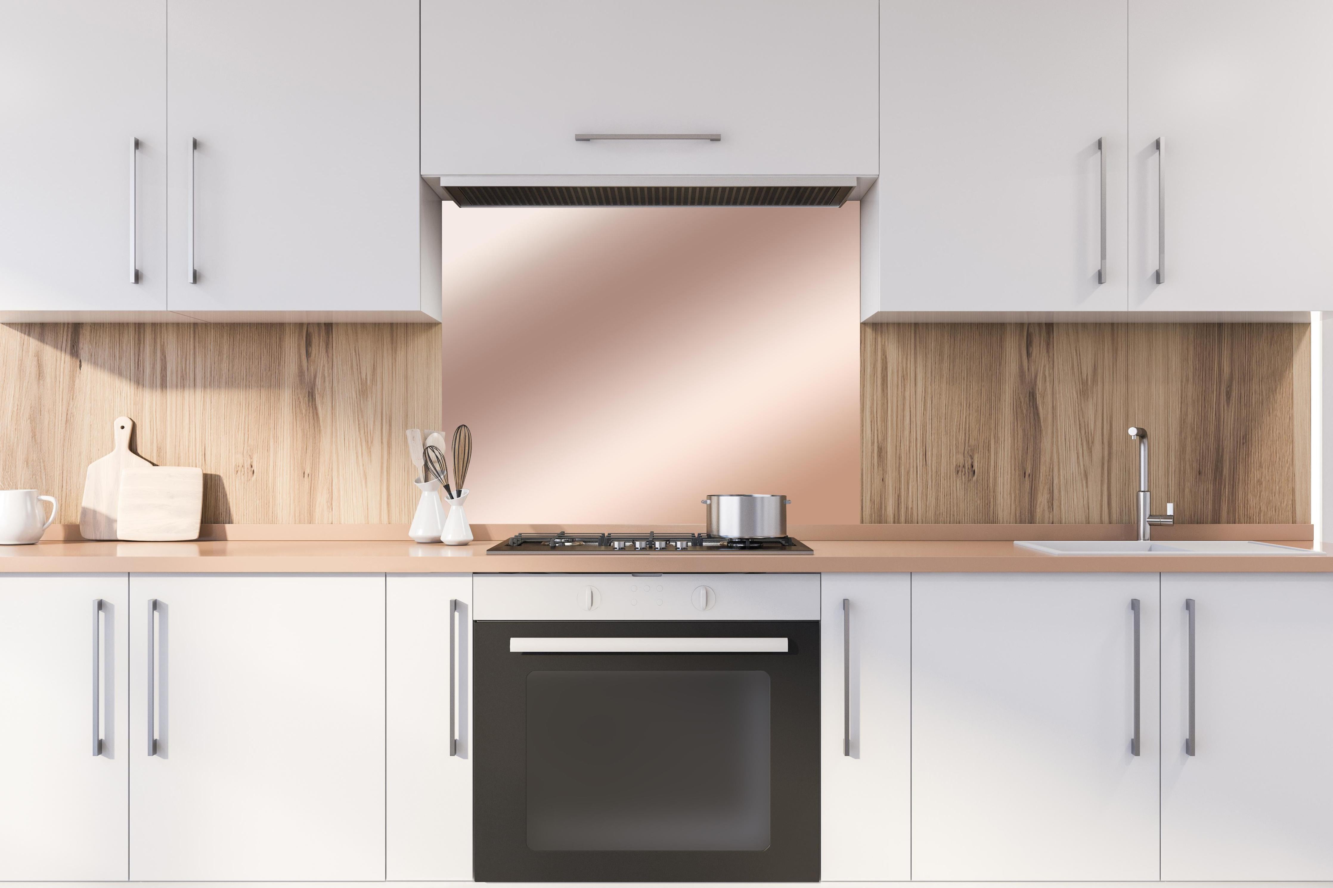 Spritzschutz - Elegante Metallic-Bronze Wand hinter einem Cerankochfeld zwischen Holz-Kochutensilien
