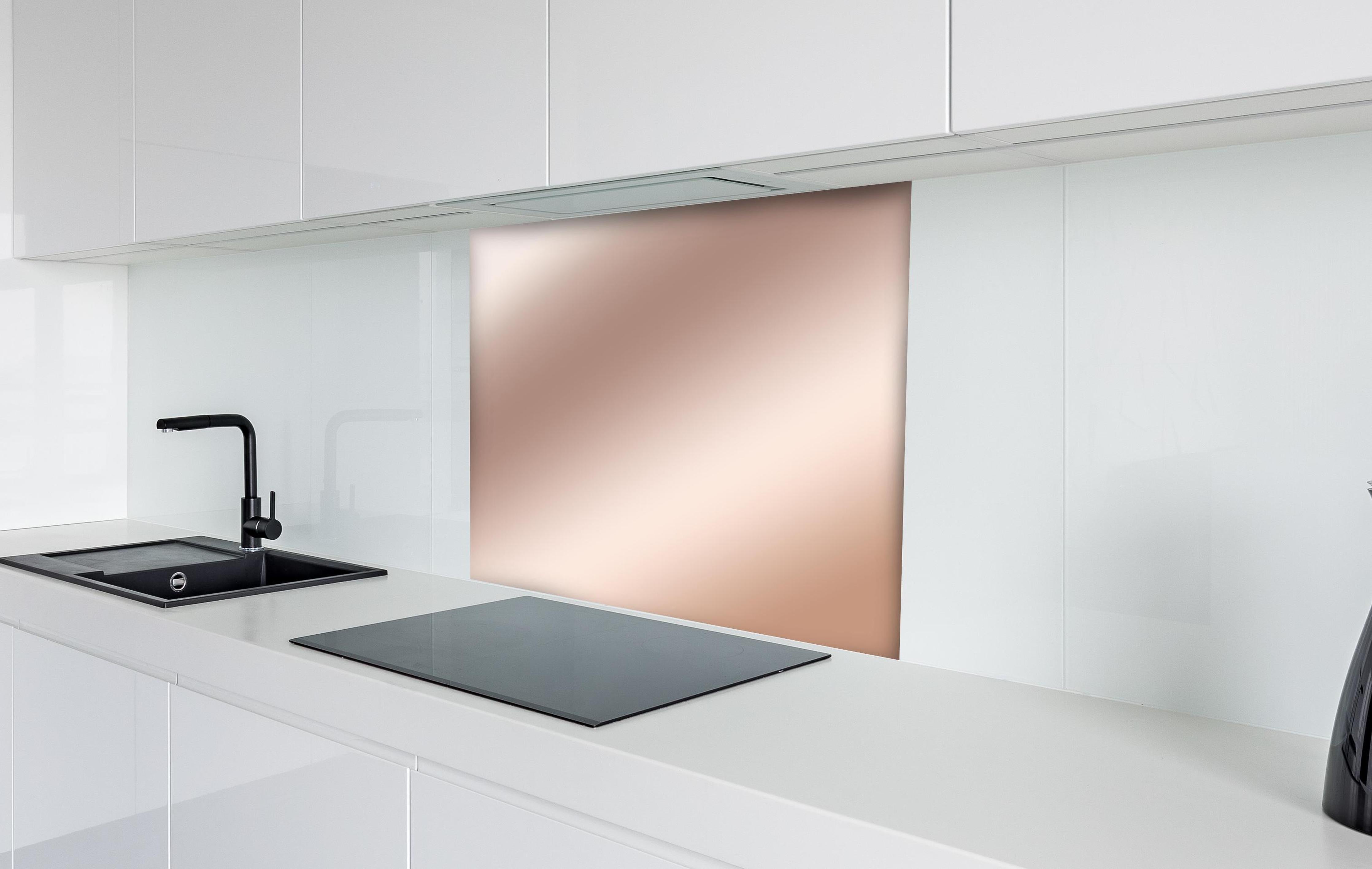 Spritzschutz - Elegante Metallic-Bronze Wand hinter einem Cerankochfeld zwischen Holz-Kochutensilien