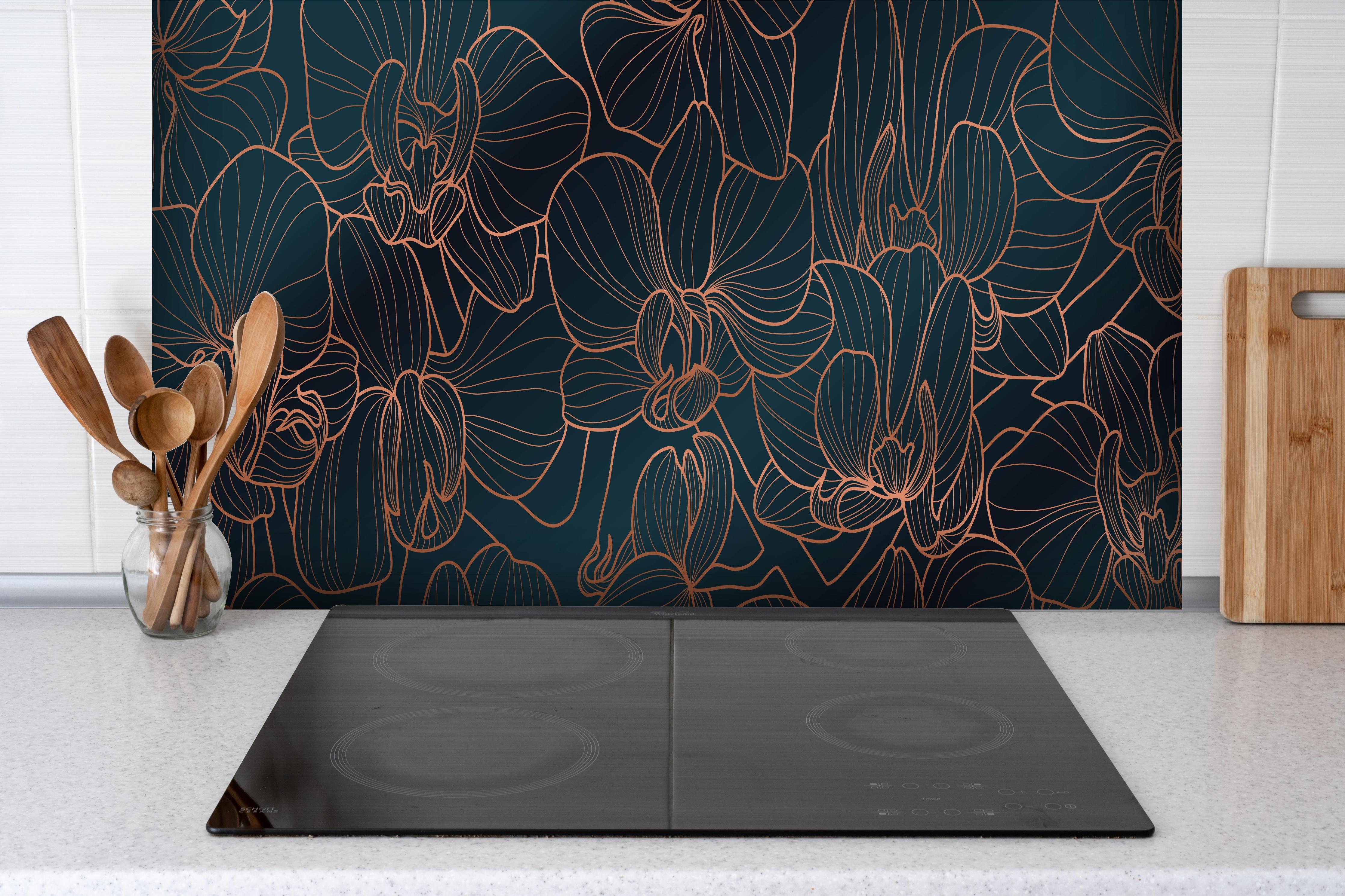 Spritzschutz - Elegante Orchideen Linien Kunst auf Blau hinter einem Cerankochfeld zwischen Holz-Kochutensilien