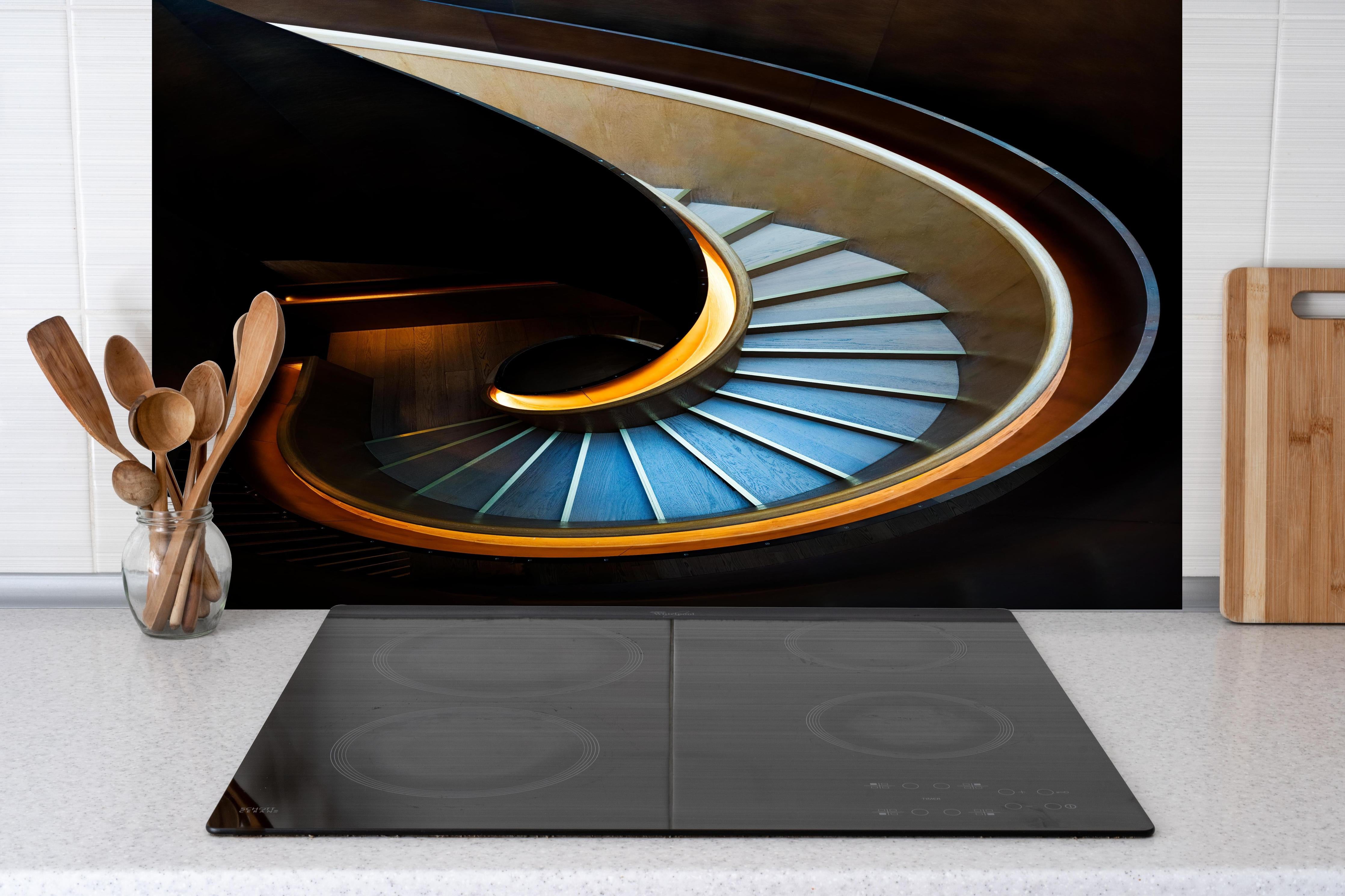 Spritzschutz - Elegante Spirale Treppenhaus Architektur hinter einem Cerankochfeld zwischen Holz-Kochutensilien