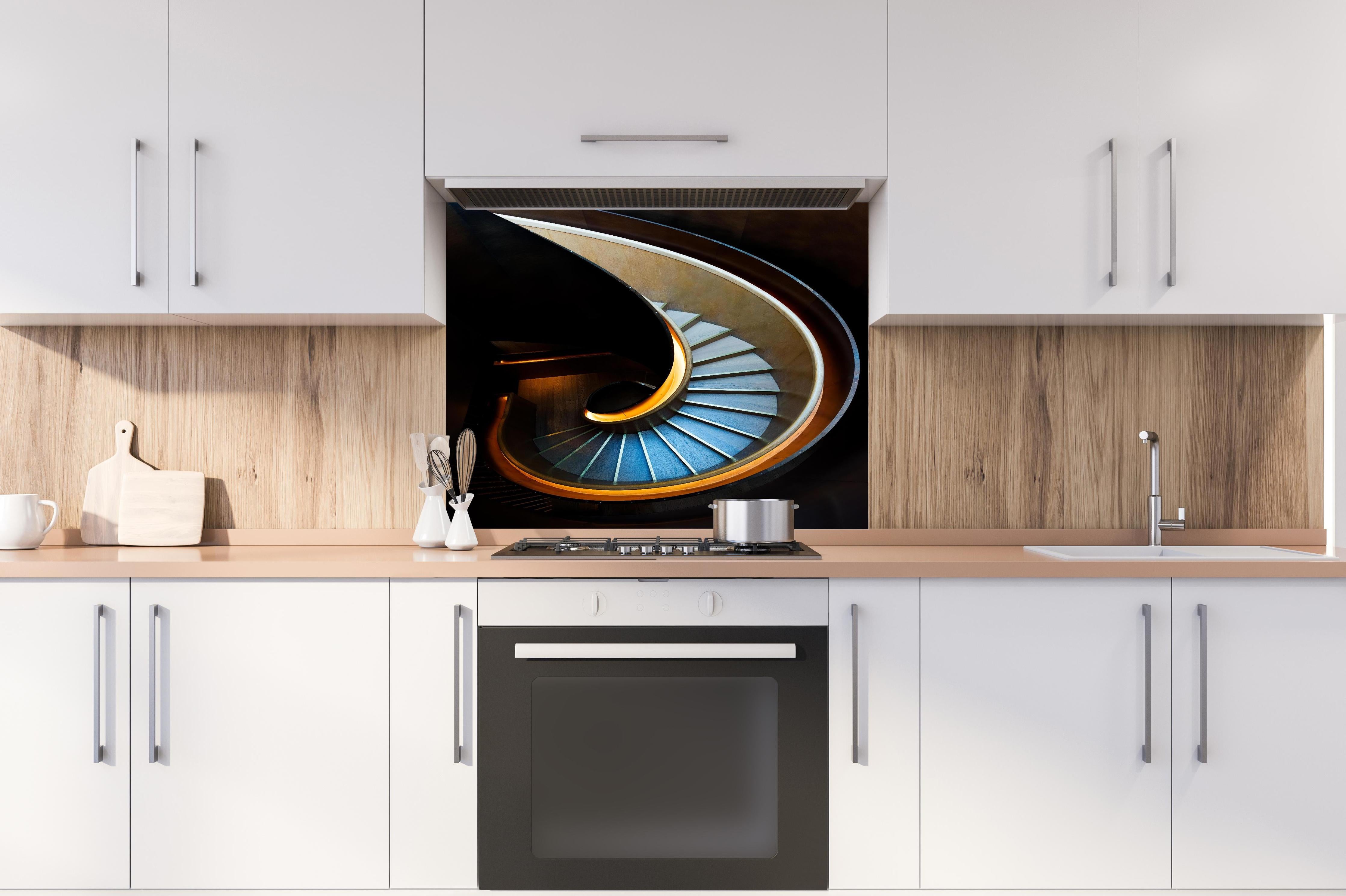 Spritzschutz - Elegante Spirale Treppenhaus Architektur hinter einem Cerankochfeld zwischen Holz-Kochutensilien