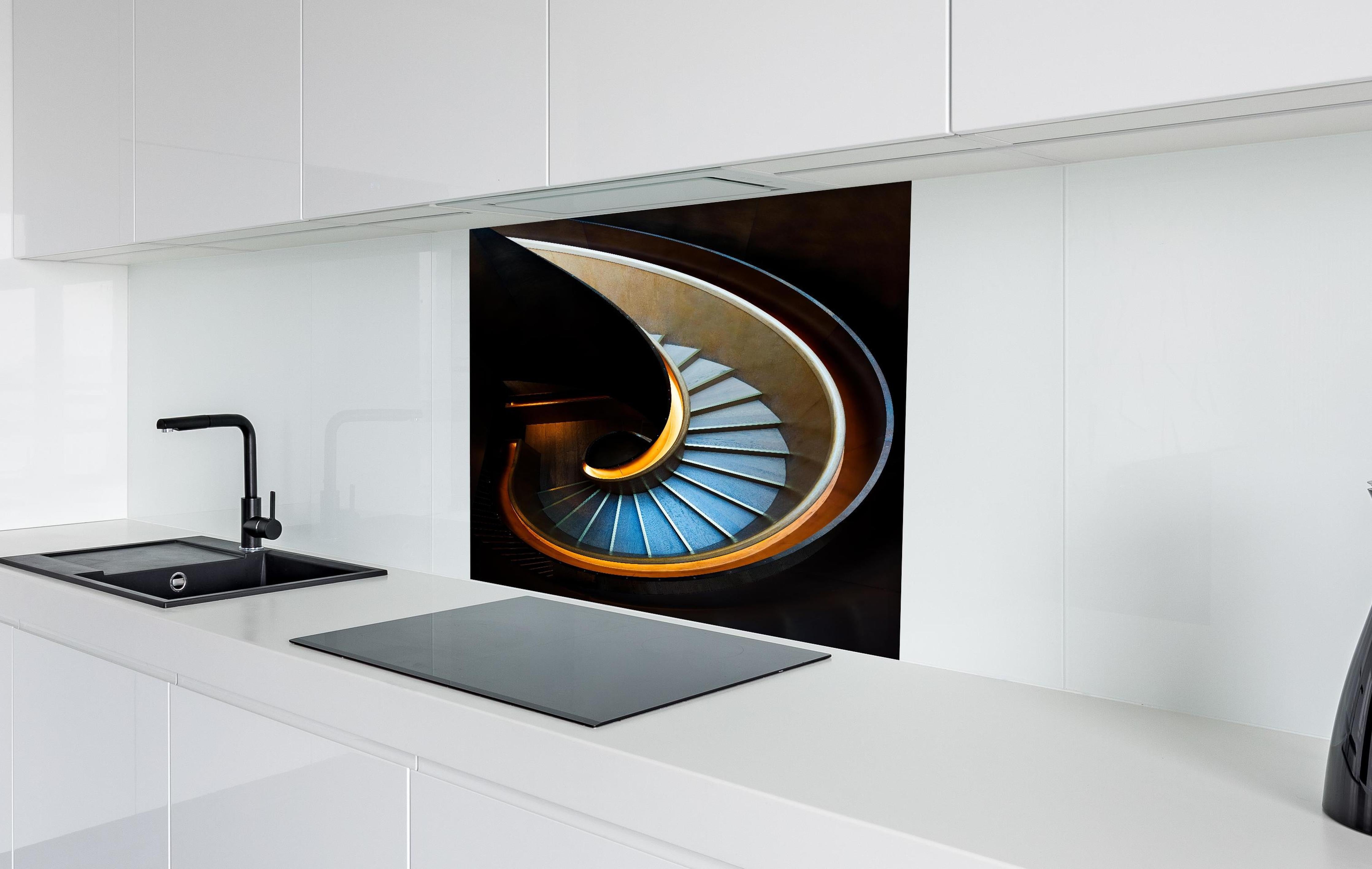 Spritzschutz - Elegante Spirale Treppenhaus Architektur hinter einem Cerankochfeld zwischen Holz-Kochutensilien