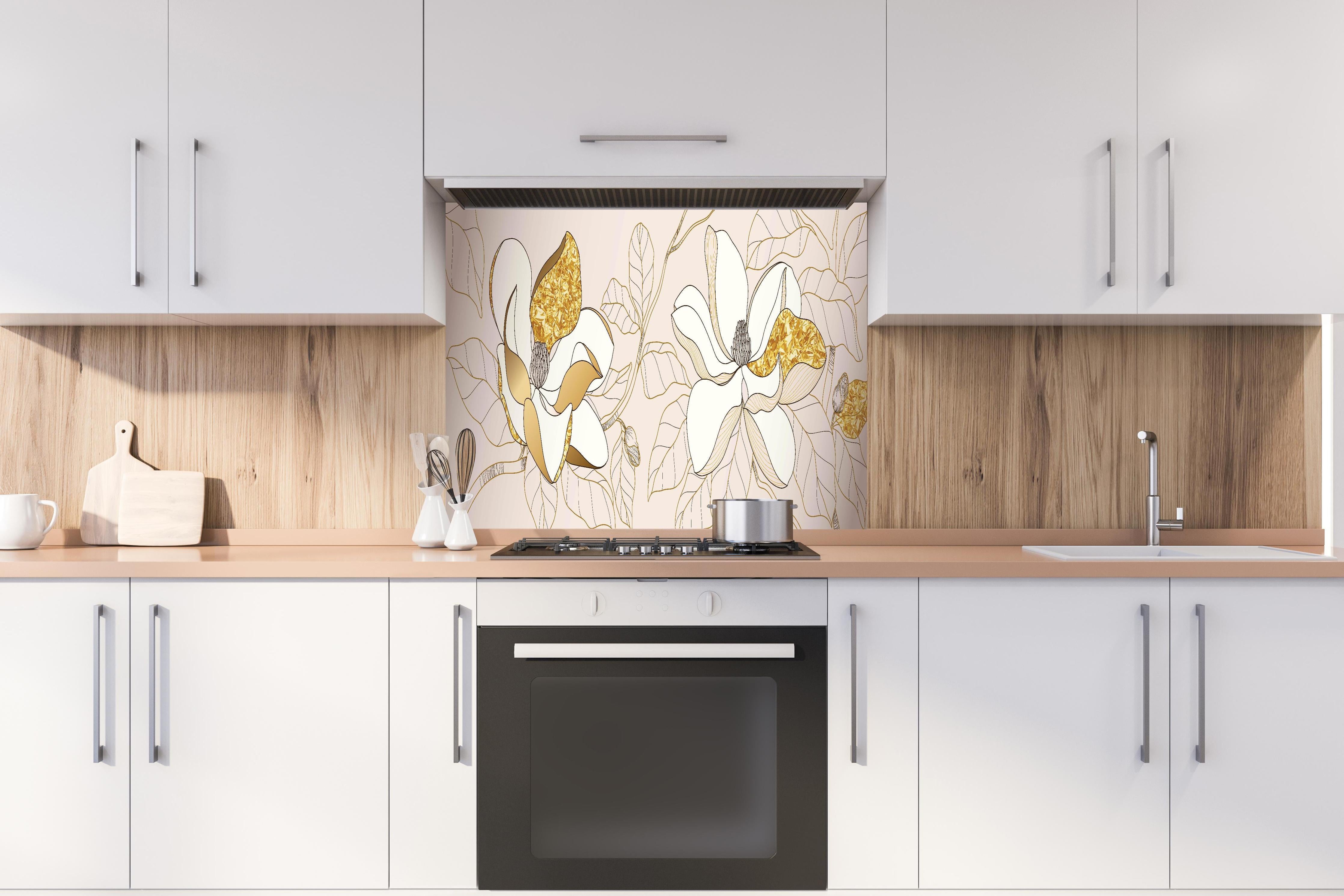Spritzschutz - Elegante Weiß-Gold-Blumen Illustration hinter einem Cerankochfeld zwischen Holz-Kochutensilien