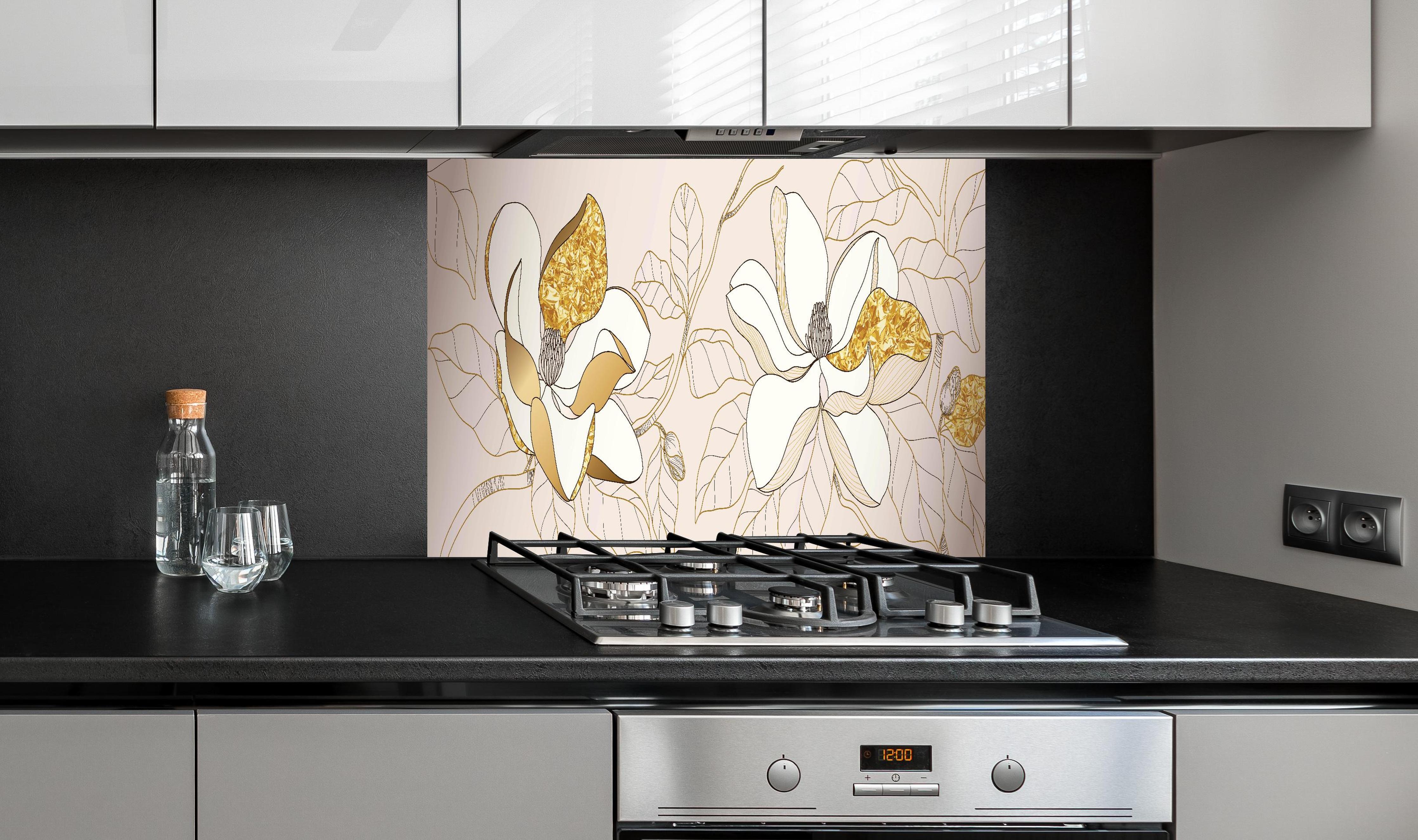 Spritzschutz - Elegante Weiß-Gold-Blumen Illustration hinter einem Cerankochfeld zwischen Holz-Kochutensilien