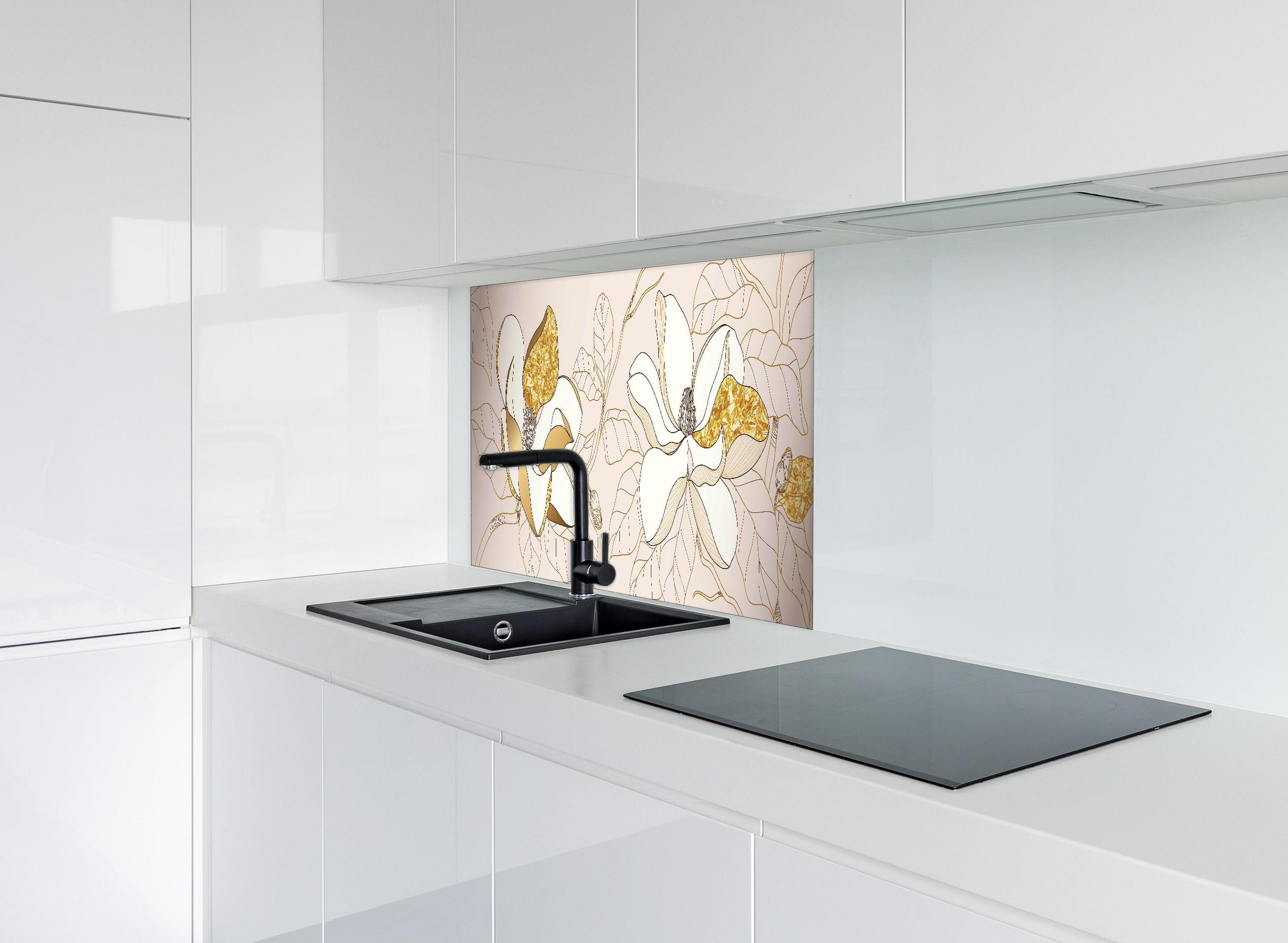 Spritzschutz - Elegante Weiß-Gold-Blumen Illustration hinter einem Cerankochfeld zwischen Holz-Kochutensilien