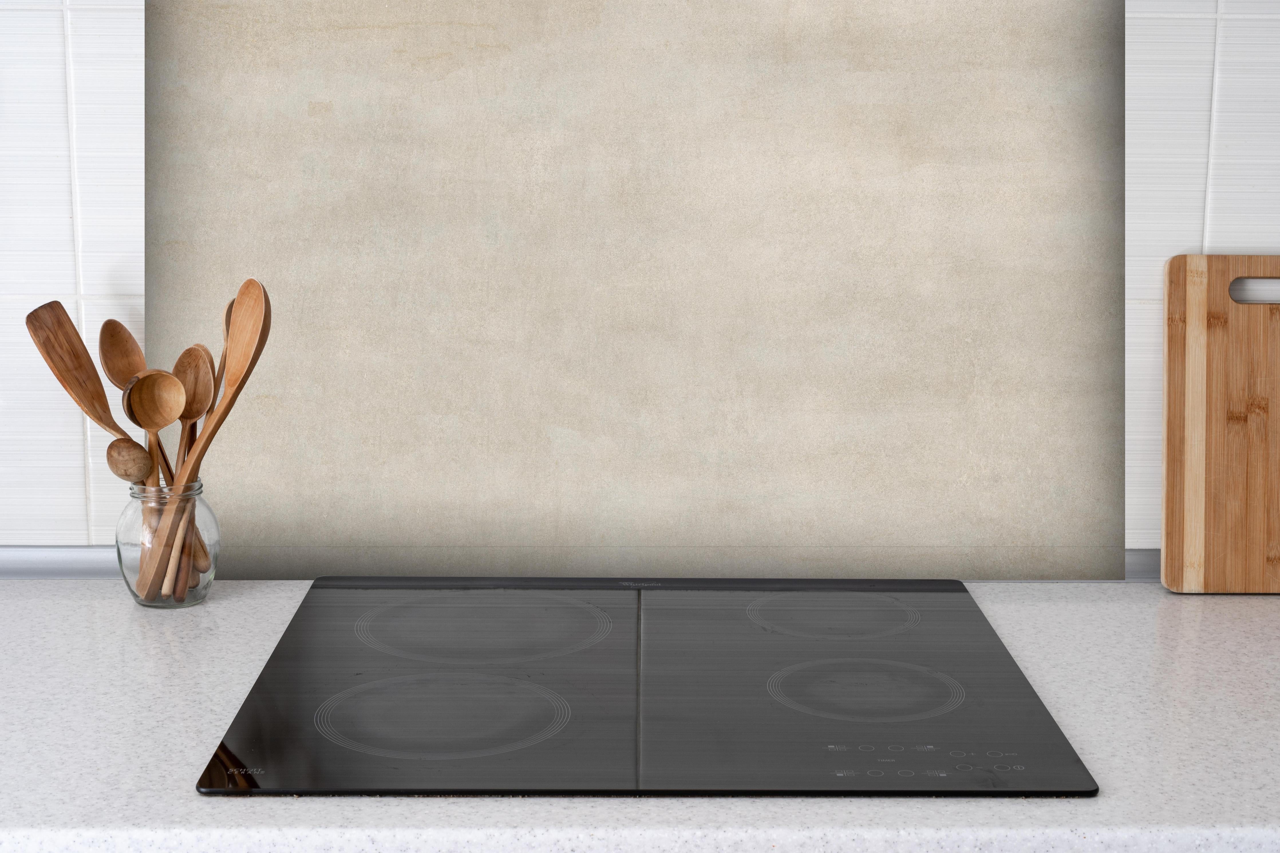 Spritzschutz - Elegante Weiß-Graue Marmor Textur hinter einem Cerankochfeld zwischen Holz-Kochutensilien