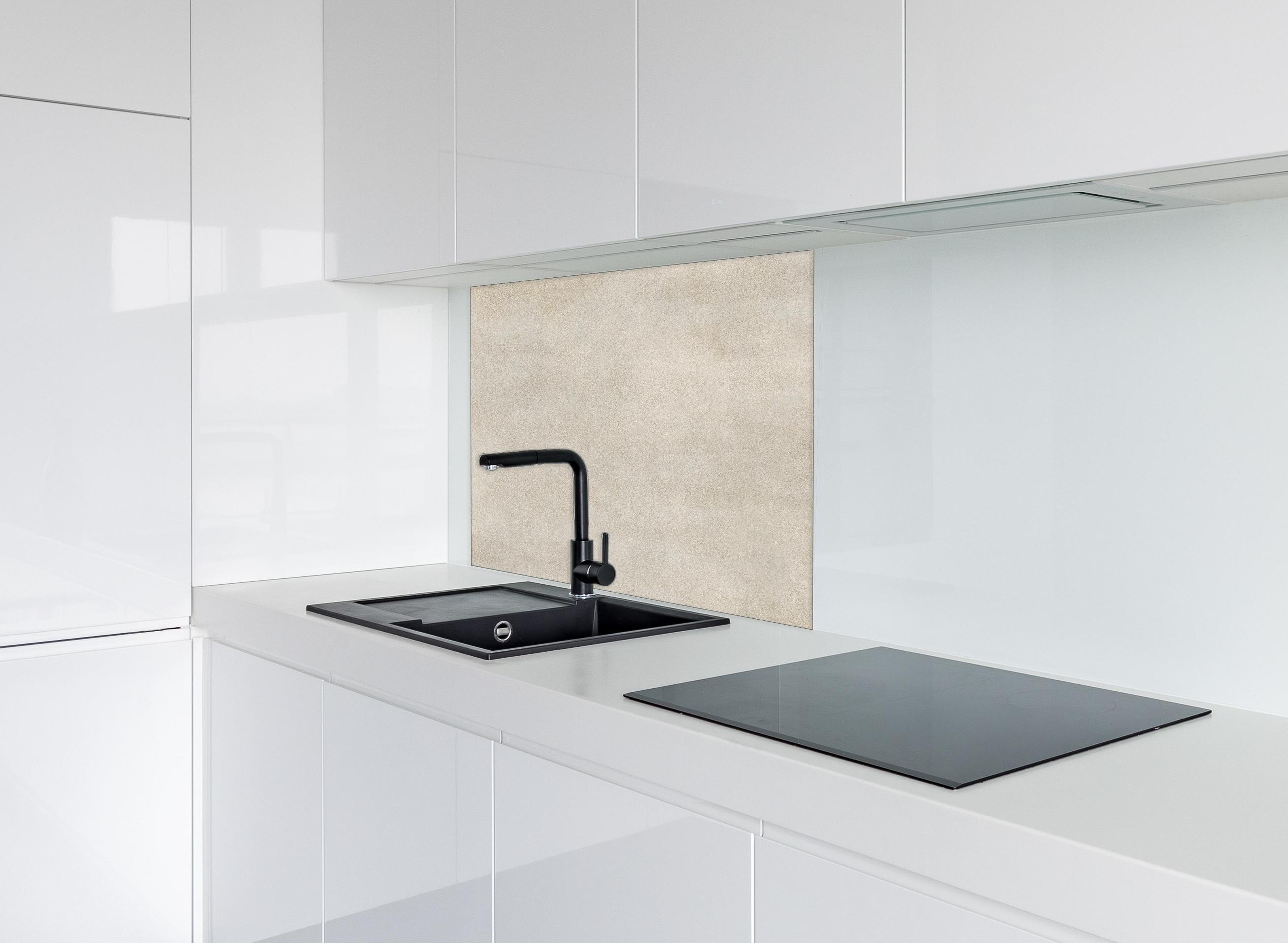 Spritzschutz - Elegante Weiß-Graue Marmor Textur hinter einem Cerankochfeld zwischen Holz-Kochutensilien