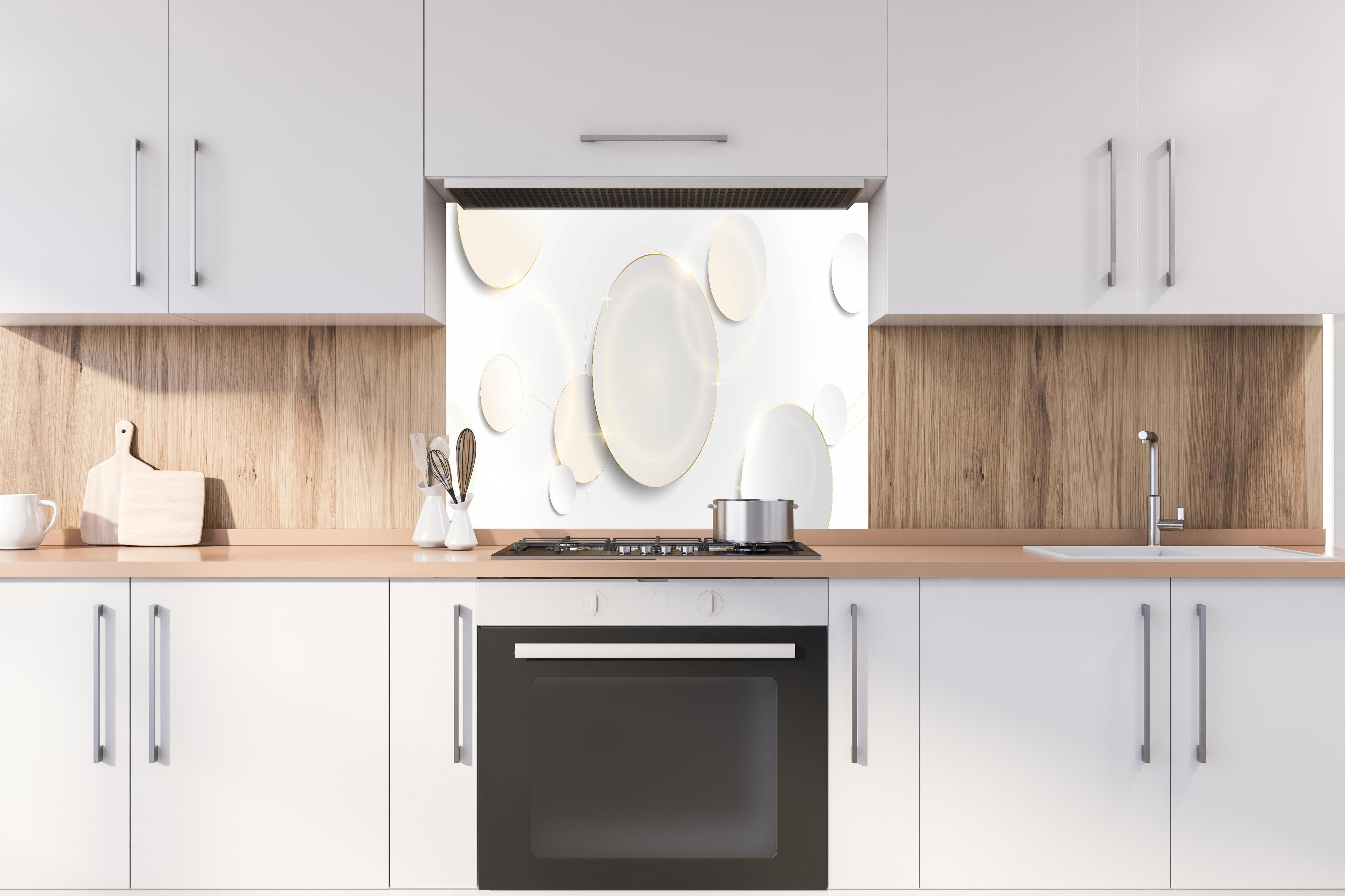 Spritzschutz - Elegante Weiße und Goldene Dekorative Elemente hinter einem Cerankochfeld zwischen Holz-Kochutensilien